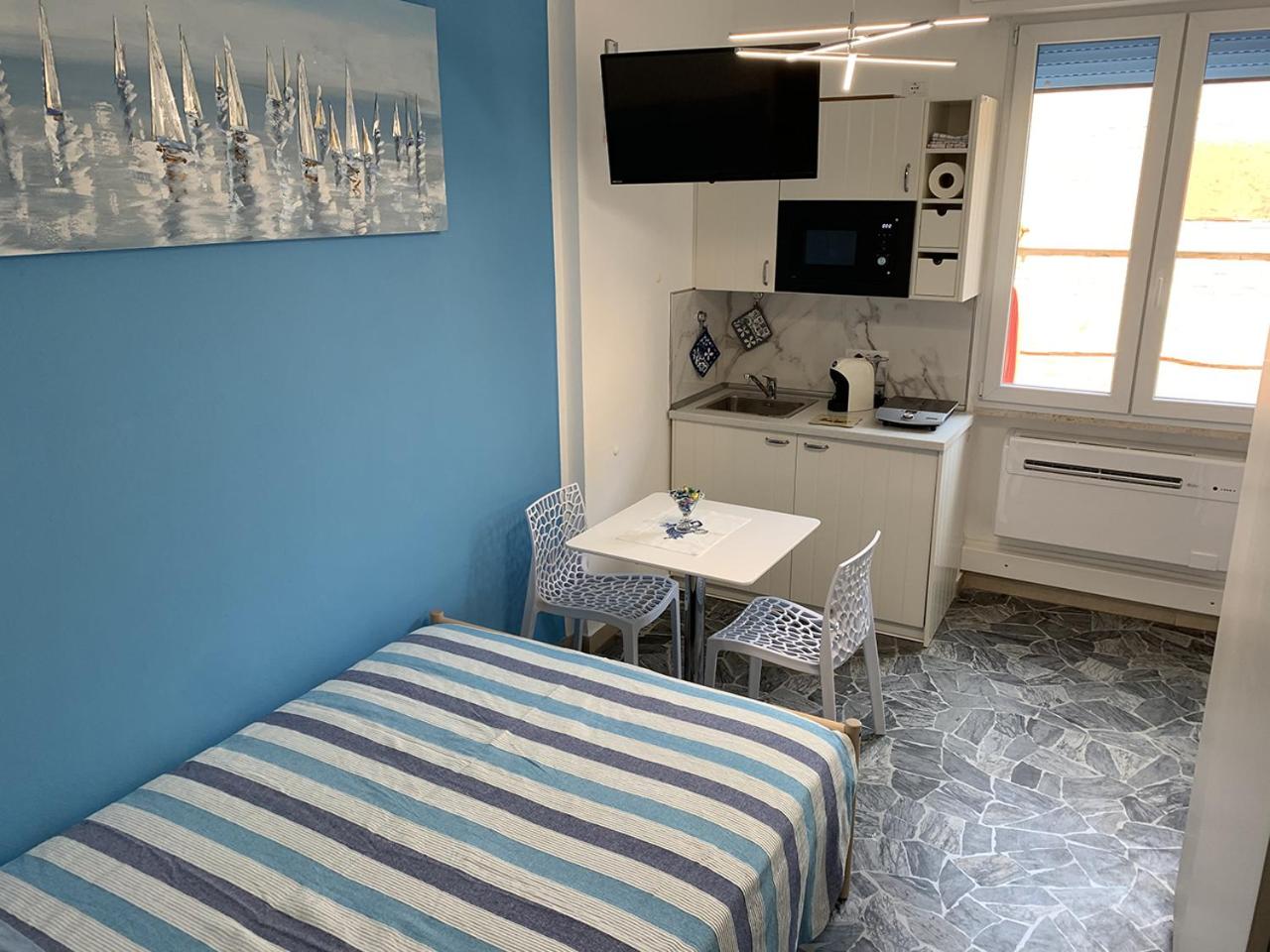 One-Bedroom Apartment - Photo 12