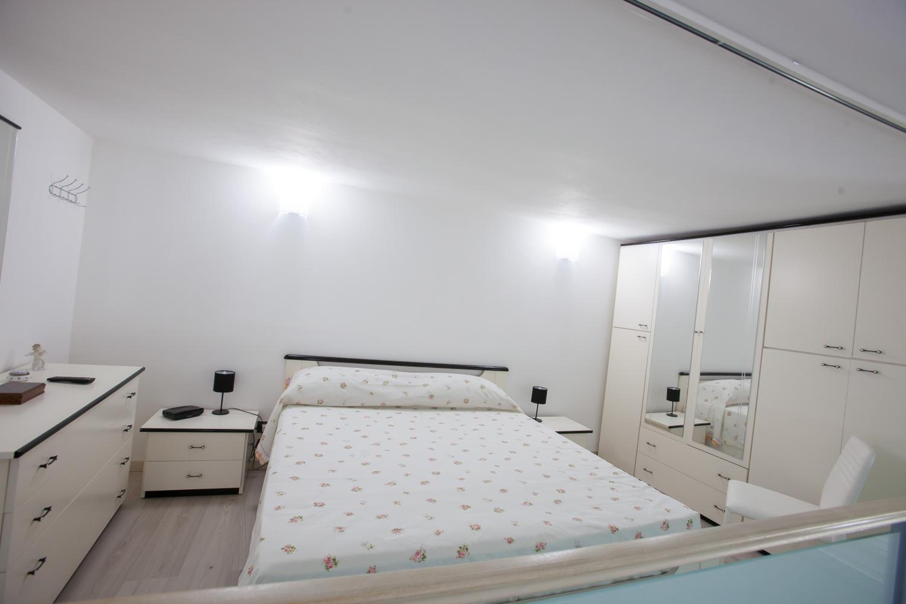Studio - Split Level - Photo 13