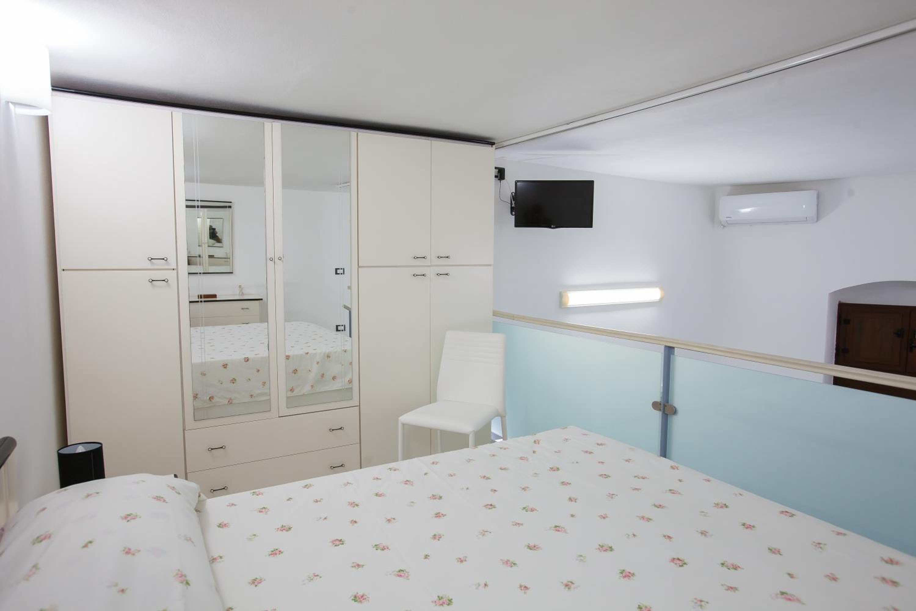 Studio - Split Level - Photo 12
