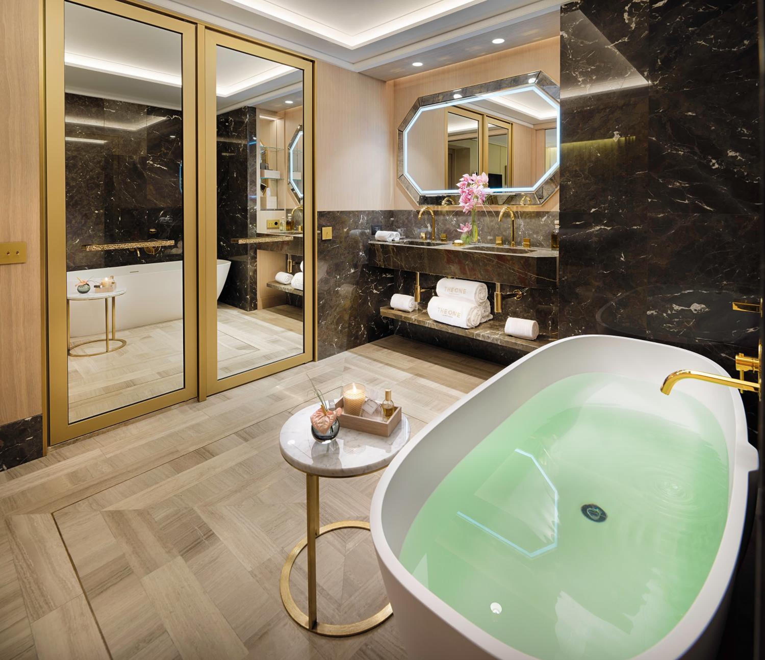 Suite with City View thumbnail 6