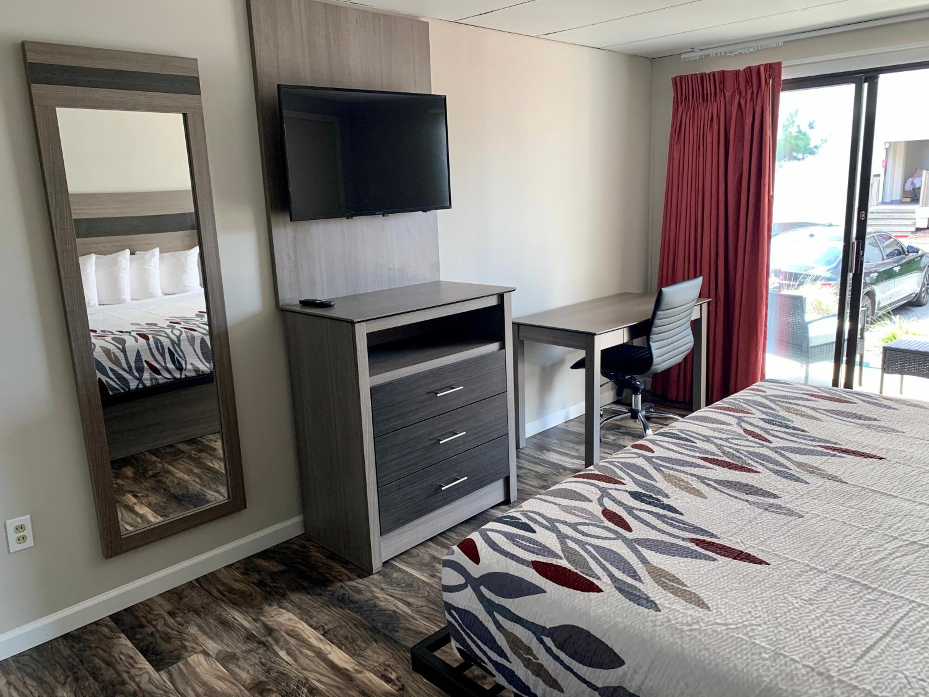 Deluxe King Suite - Photo 3