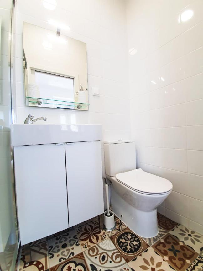 Double Room with Balcony - Photo 10