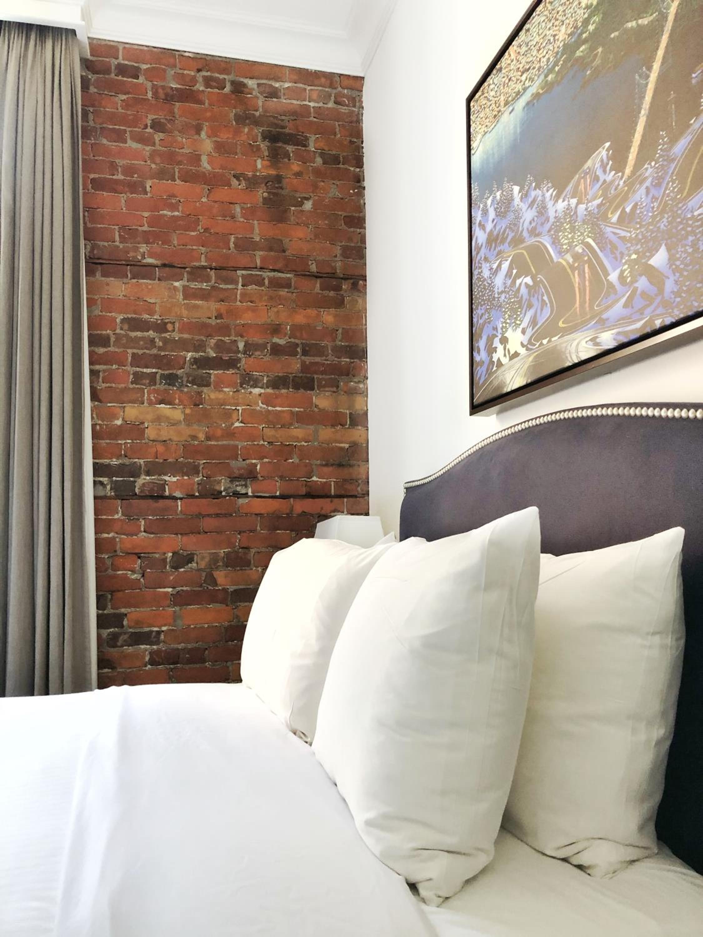 Legacy Queen Room (Private Bathroom)