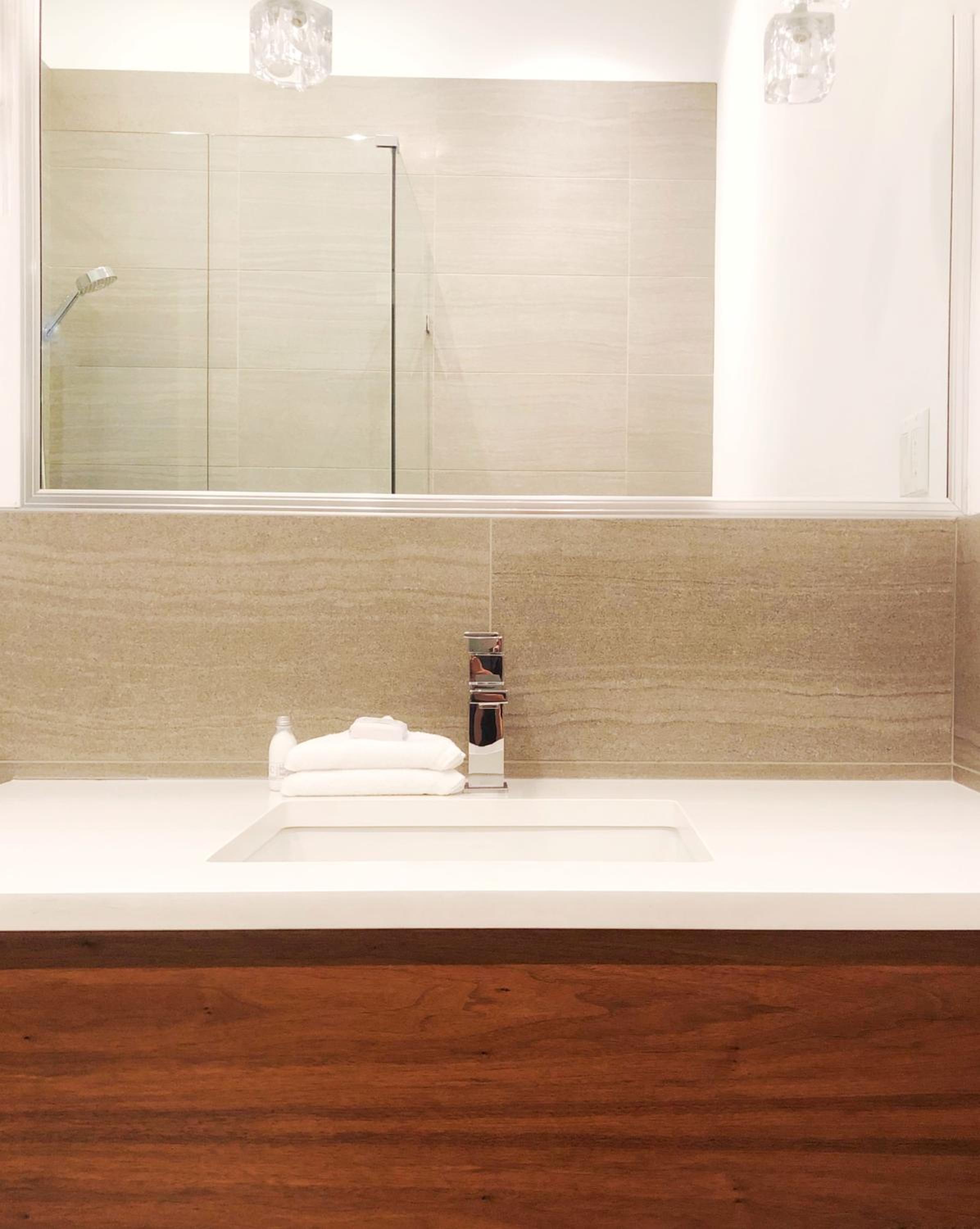 Legacy Queen Room (Private Bathroom)