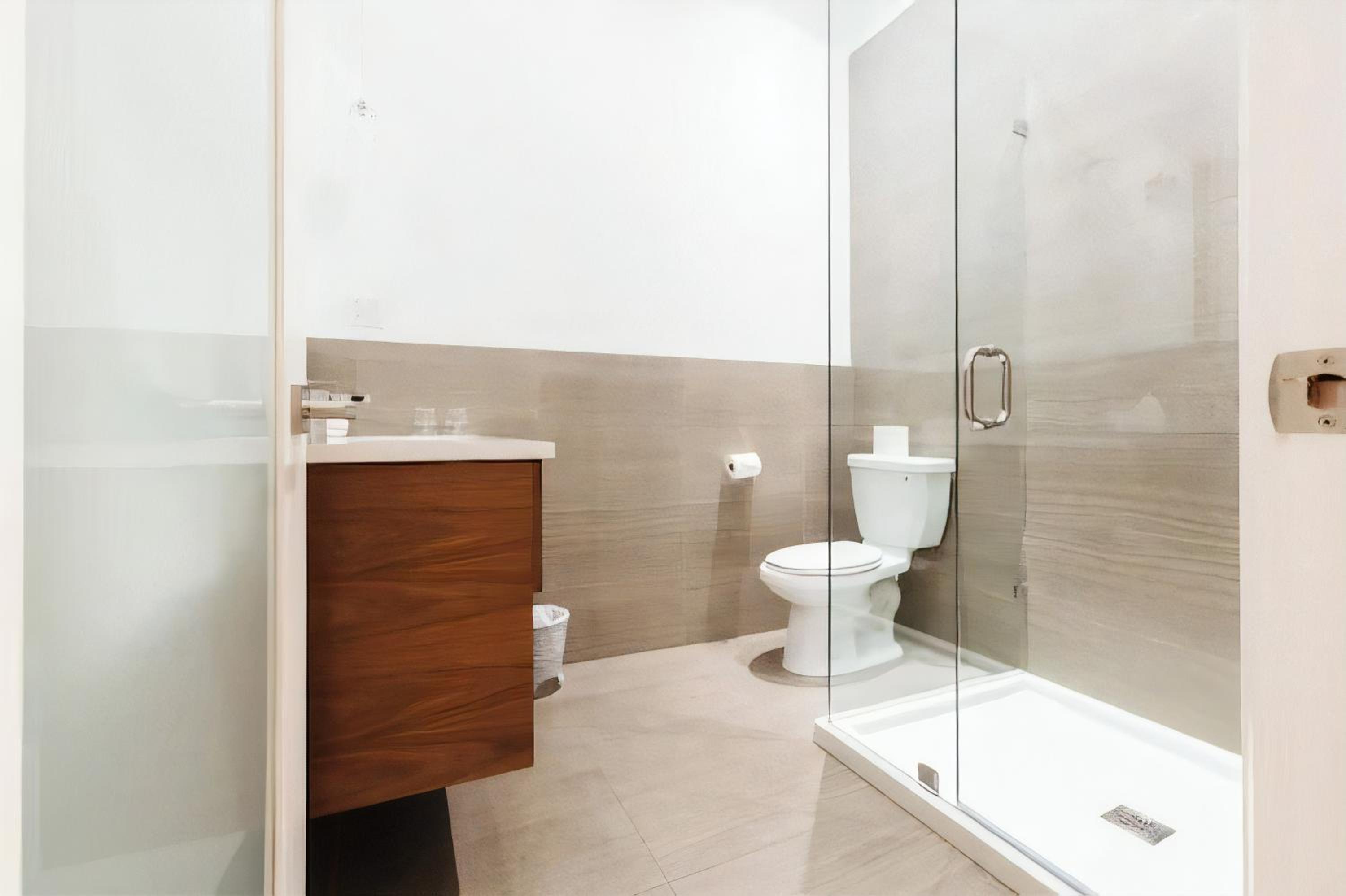 Legacy Queen Room (Private Bathroom)