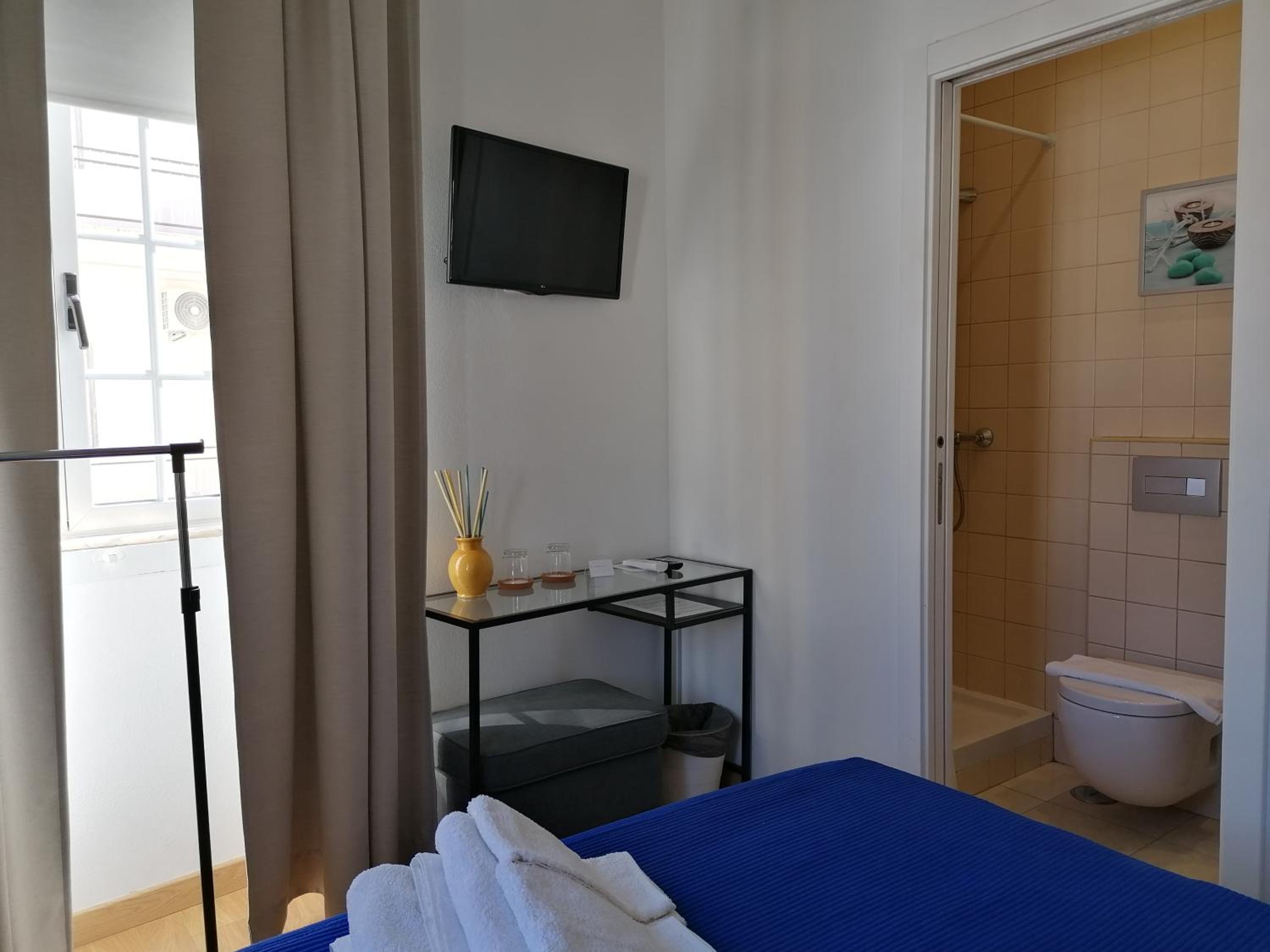 Double Room with Private Bathroom - Photo 29