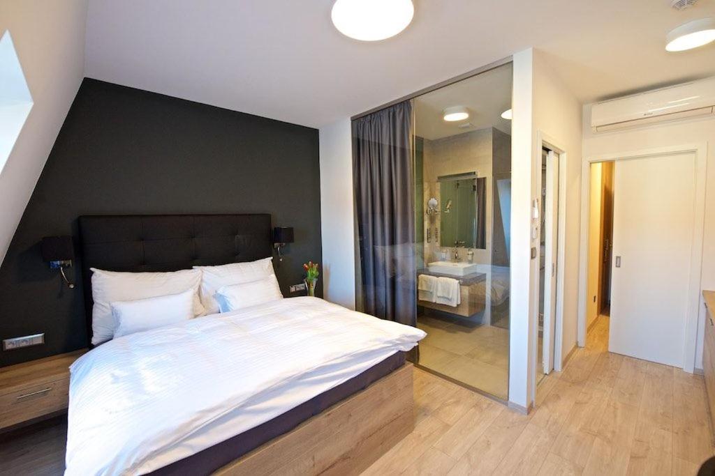 Suite - Photo 3