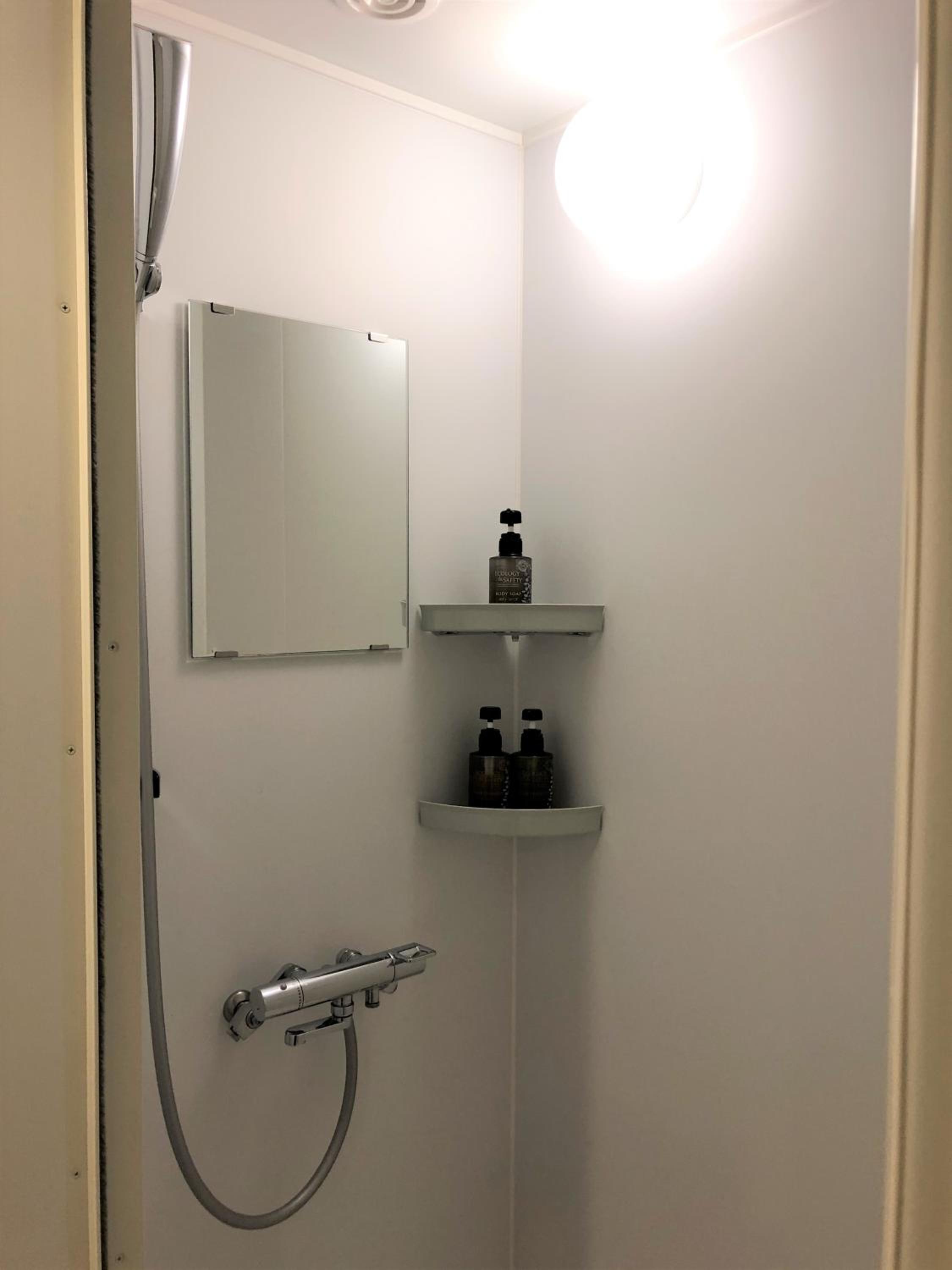 Deluxe Twin Room with Shared Bathroom - Non-Smoking photo 2