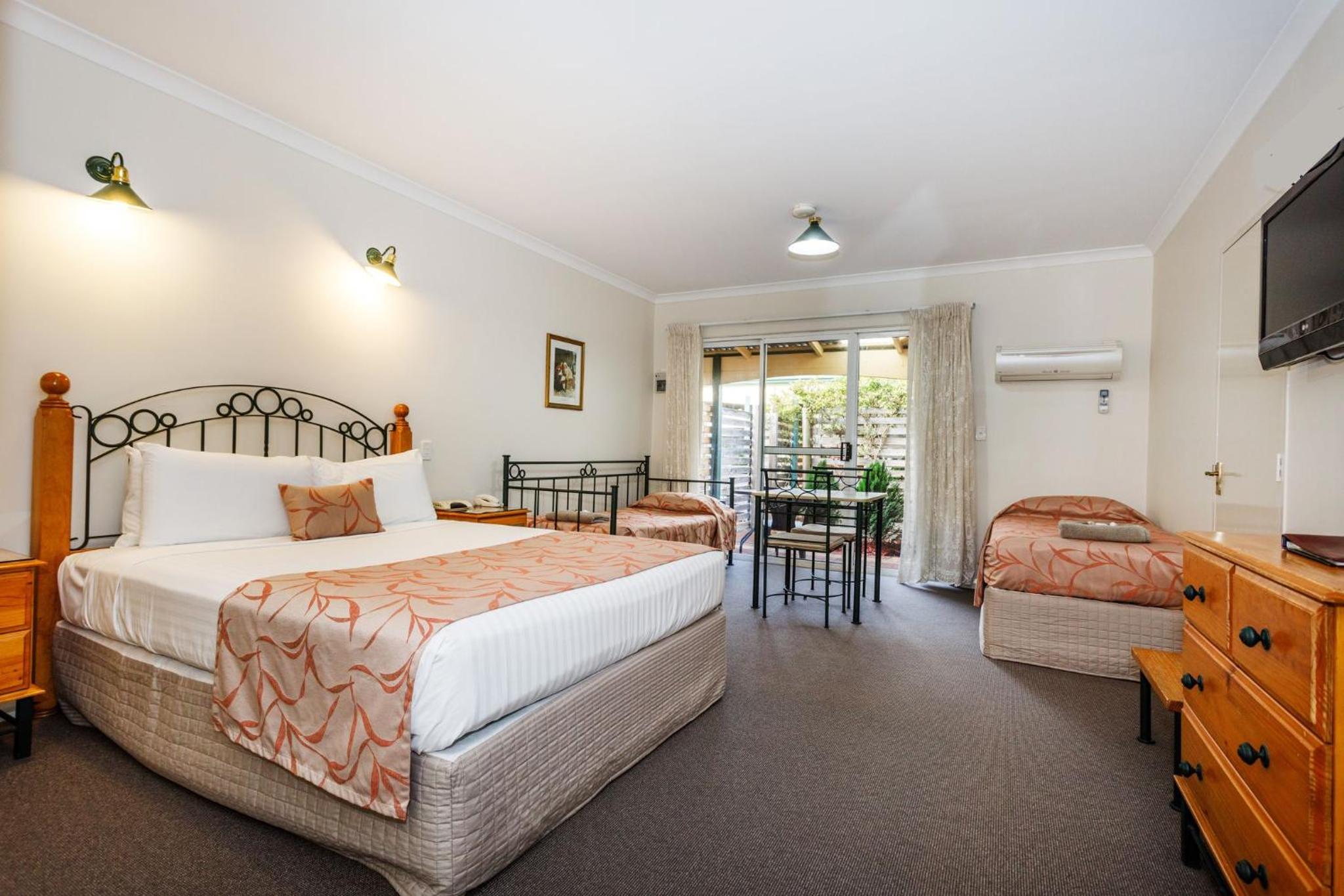 Deluxe Queen Room with Kitchenette