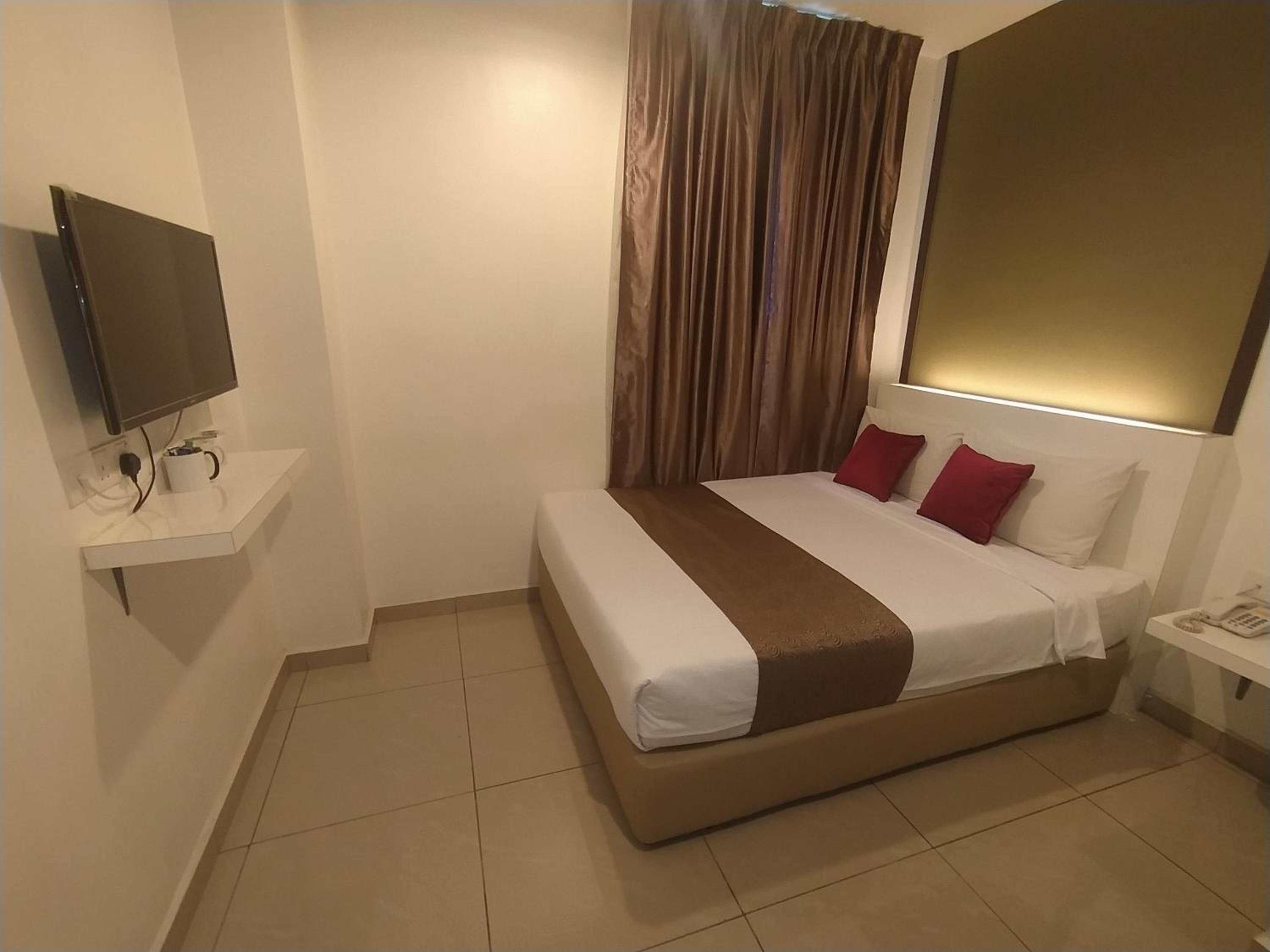 Standard Queen Room
