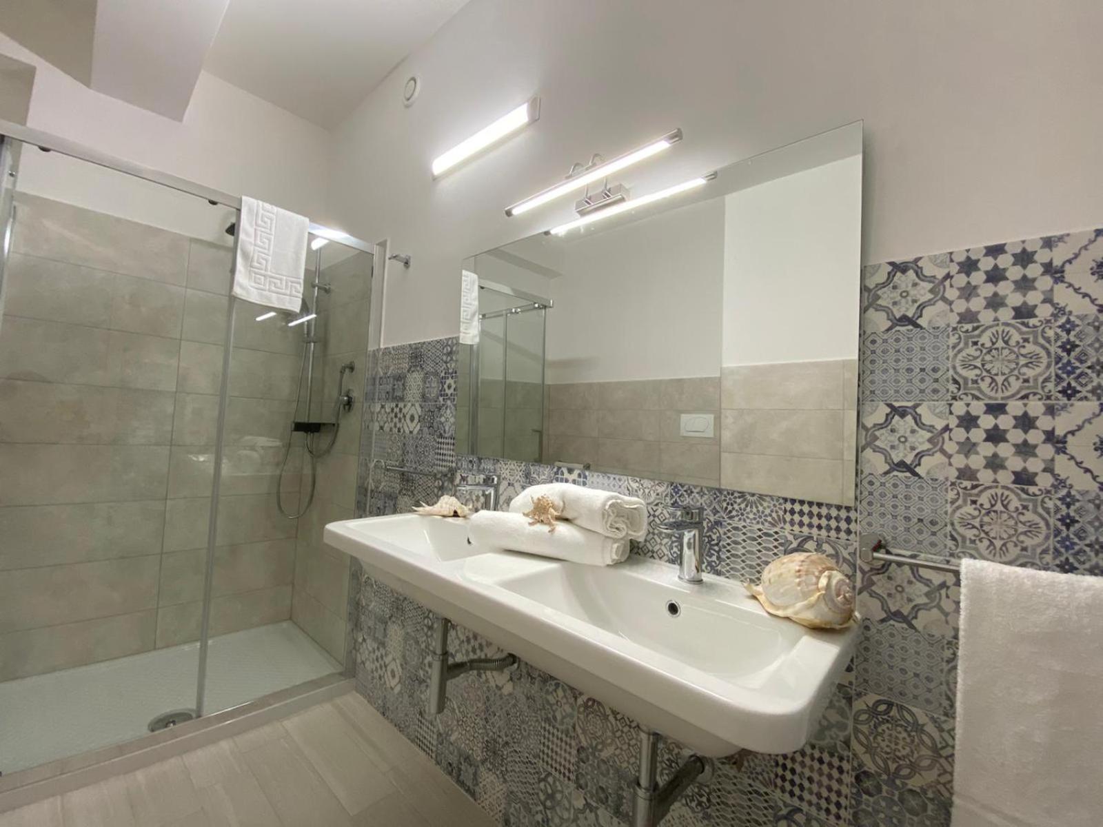 Quadruple Room with Private Bathroom - Photo 9