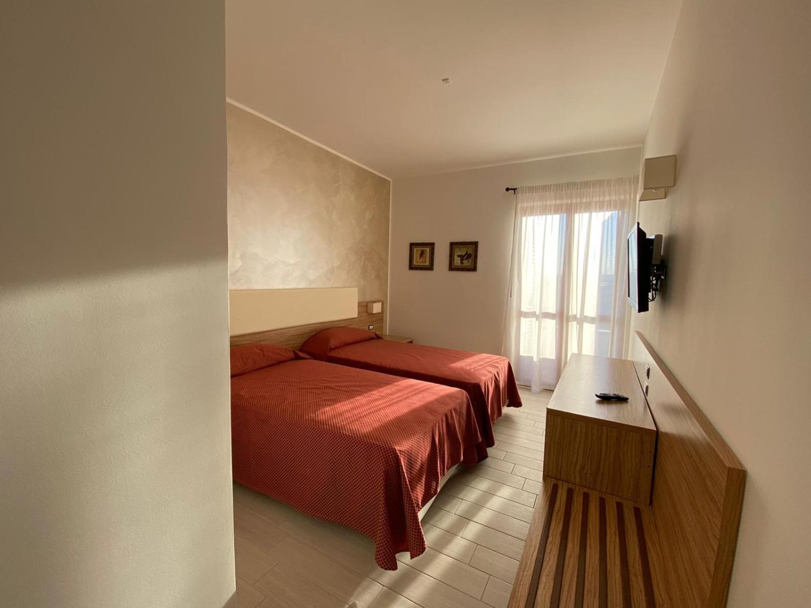 Double or Twin Room with Private Bathroom - Photo 2