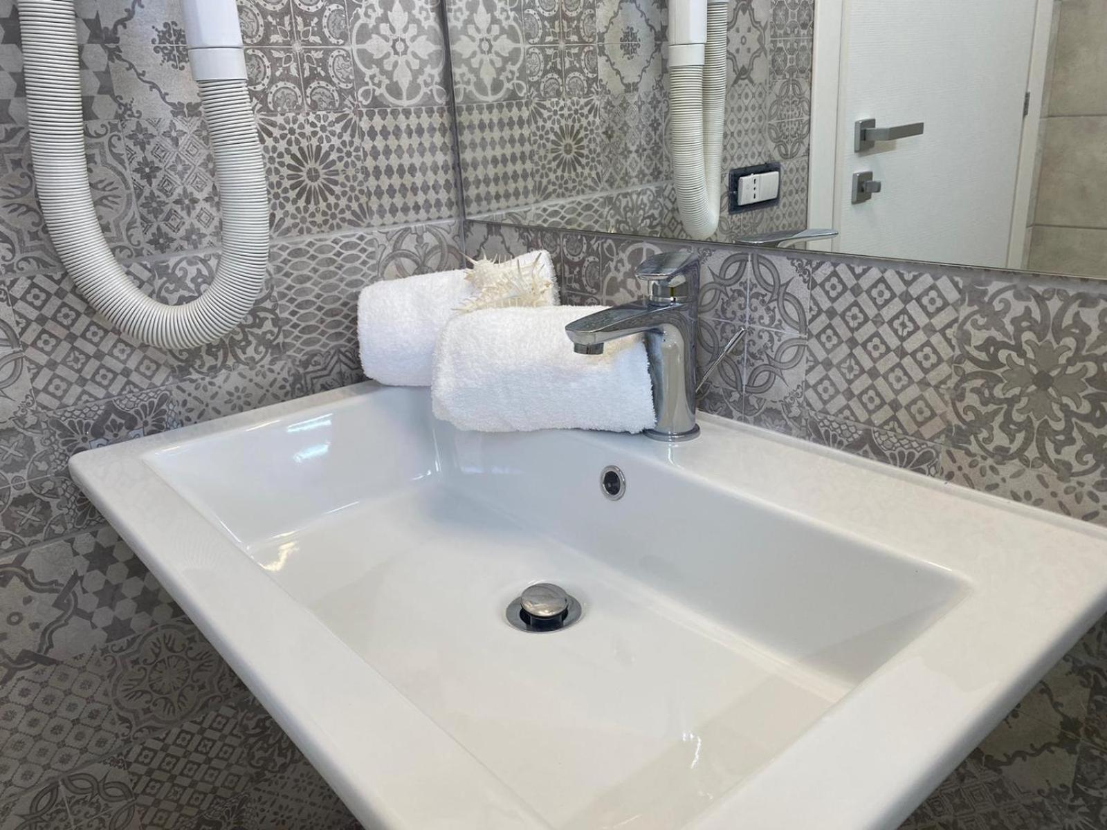 Double or Twin Room with Private Bathroom - Photo 8