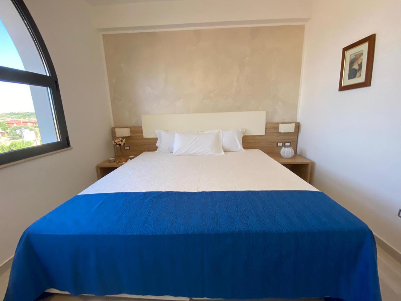 Double or Twin Room with Private Bathroom - Photo 6
