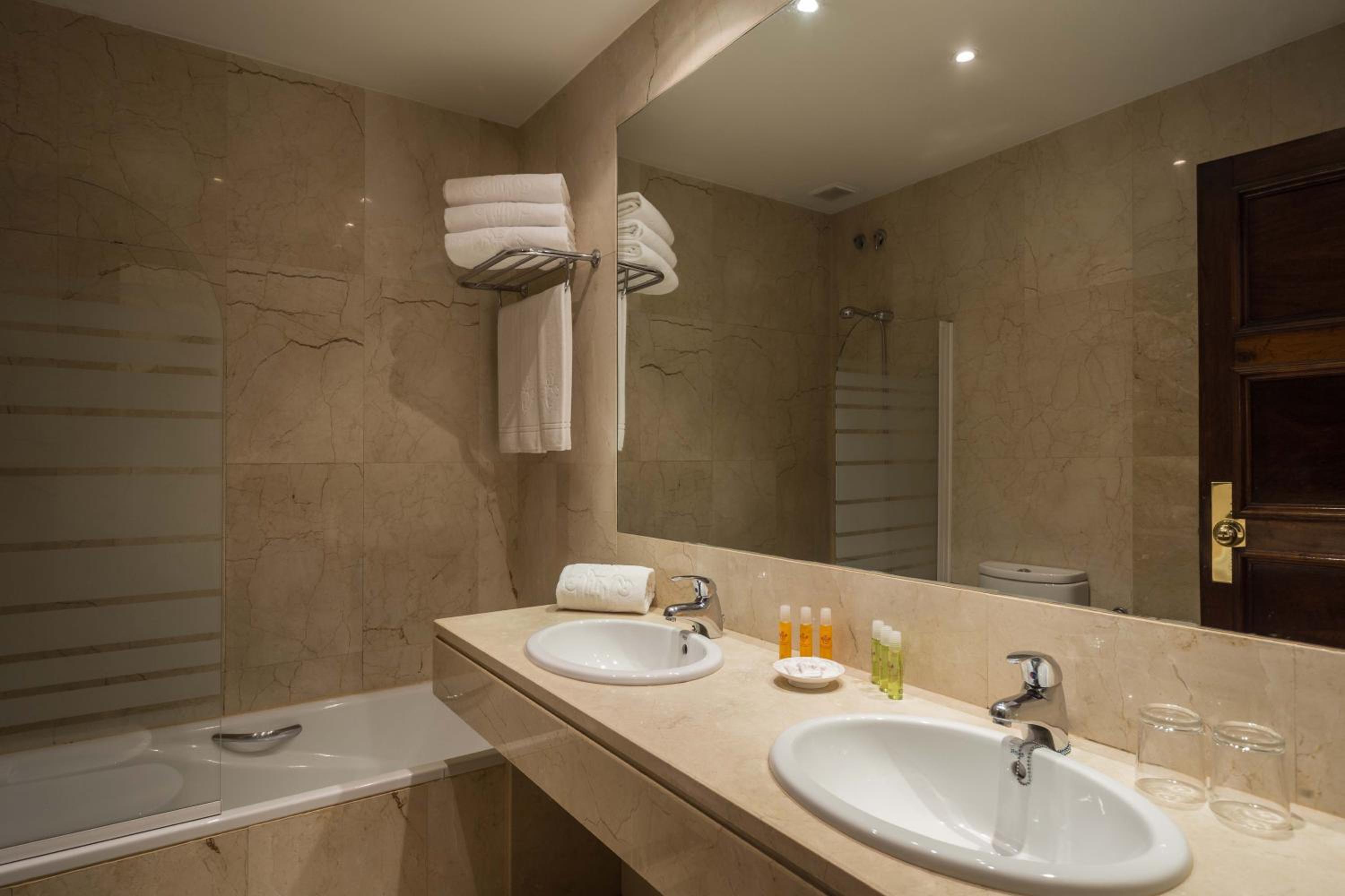 Double Room (1 Adult) - Photo 2
