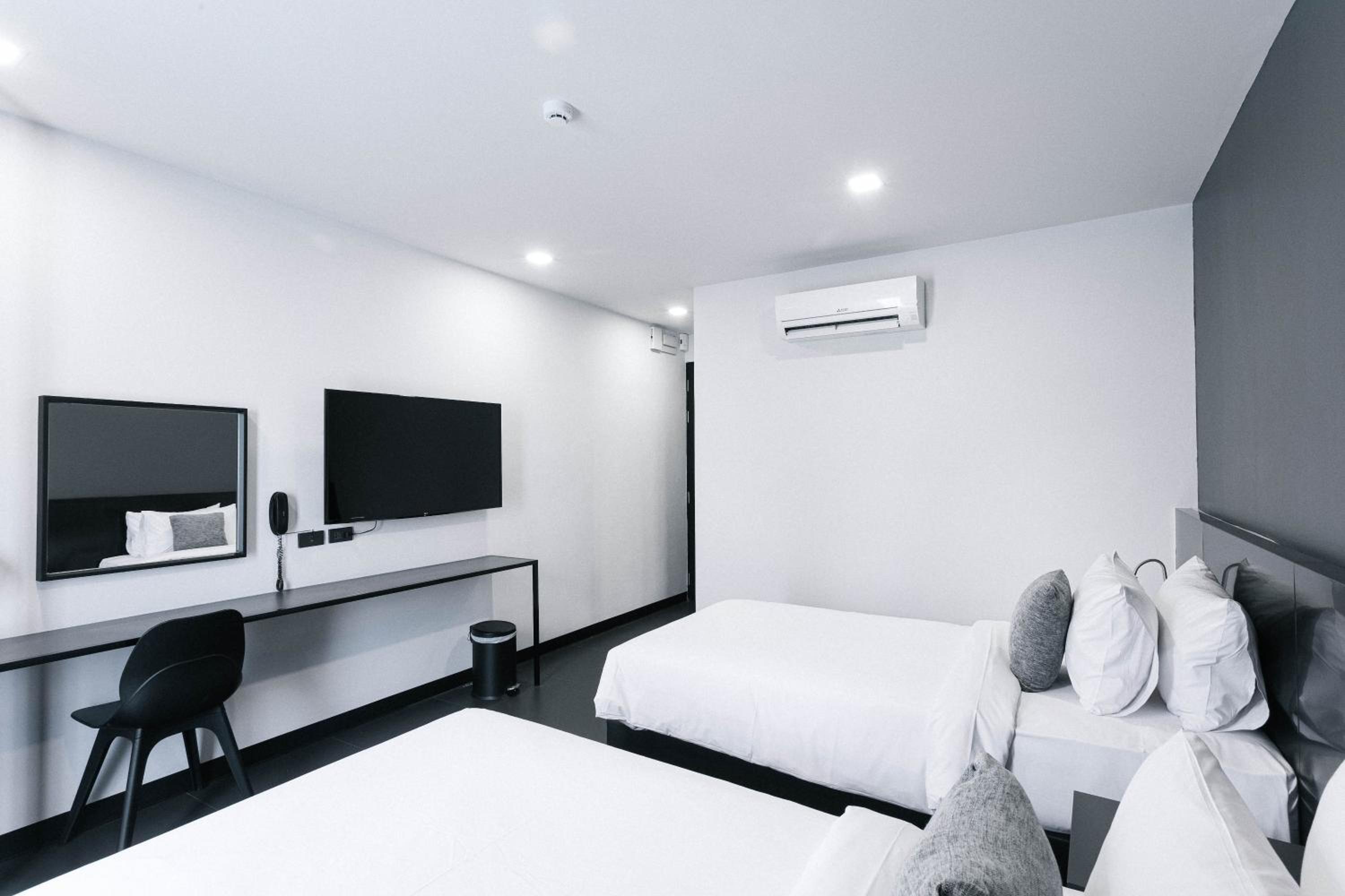 Standard Twin Room - Photo 8