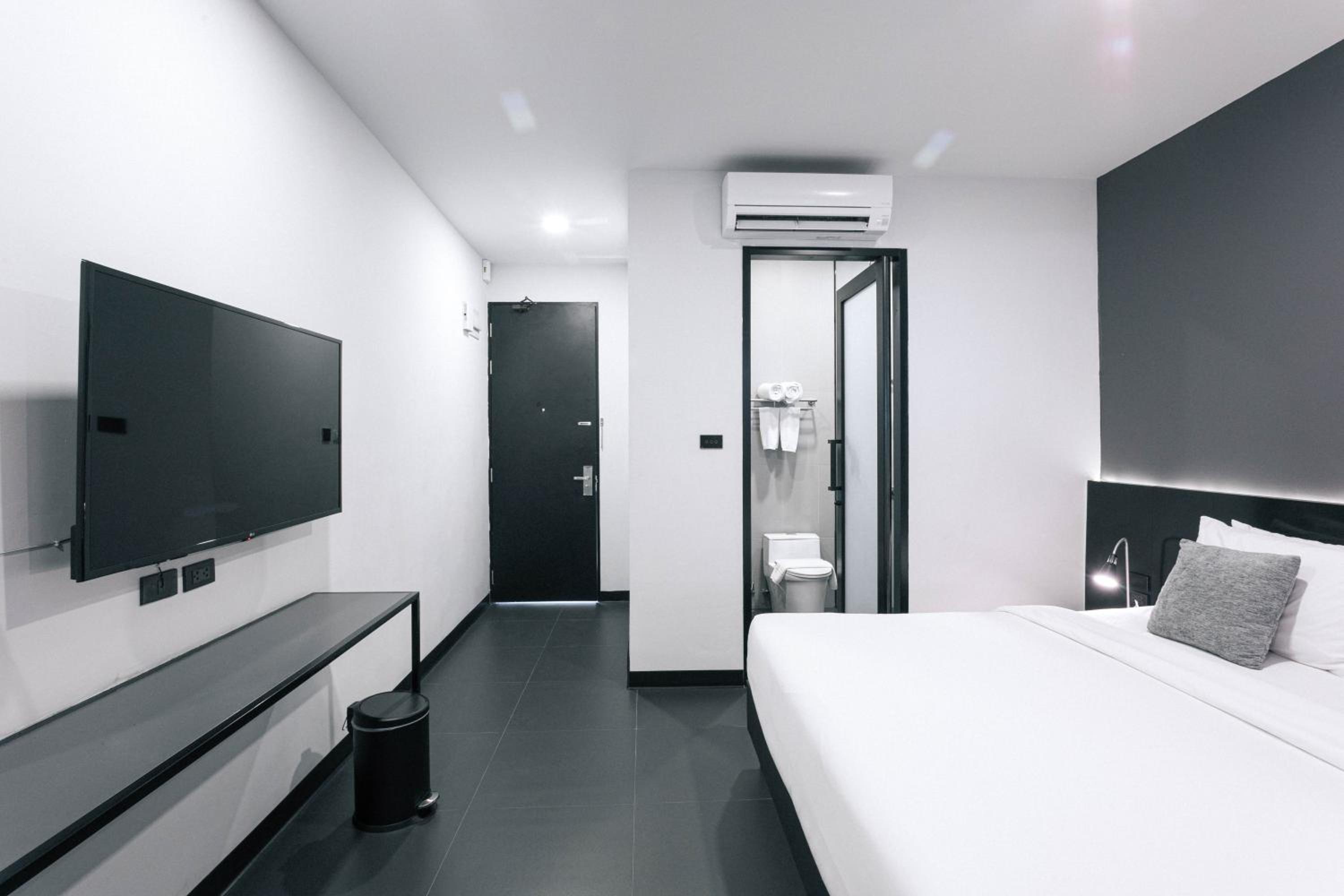 Double Room with Pool View - Photo 5