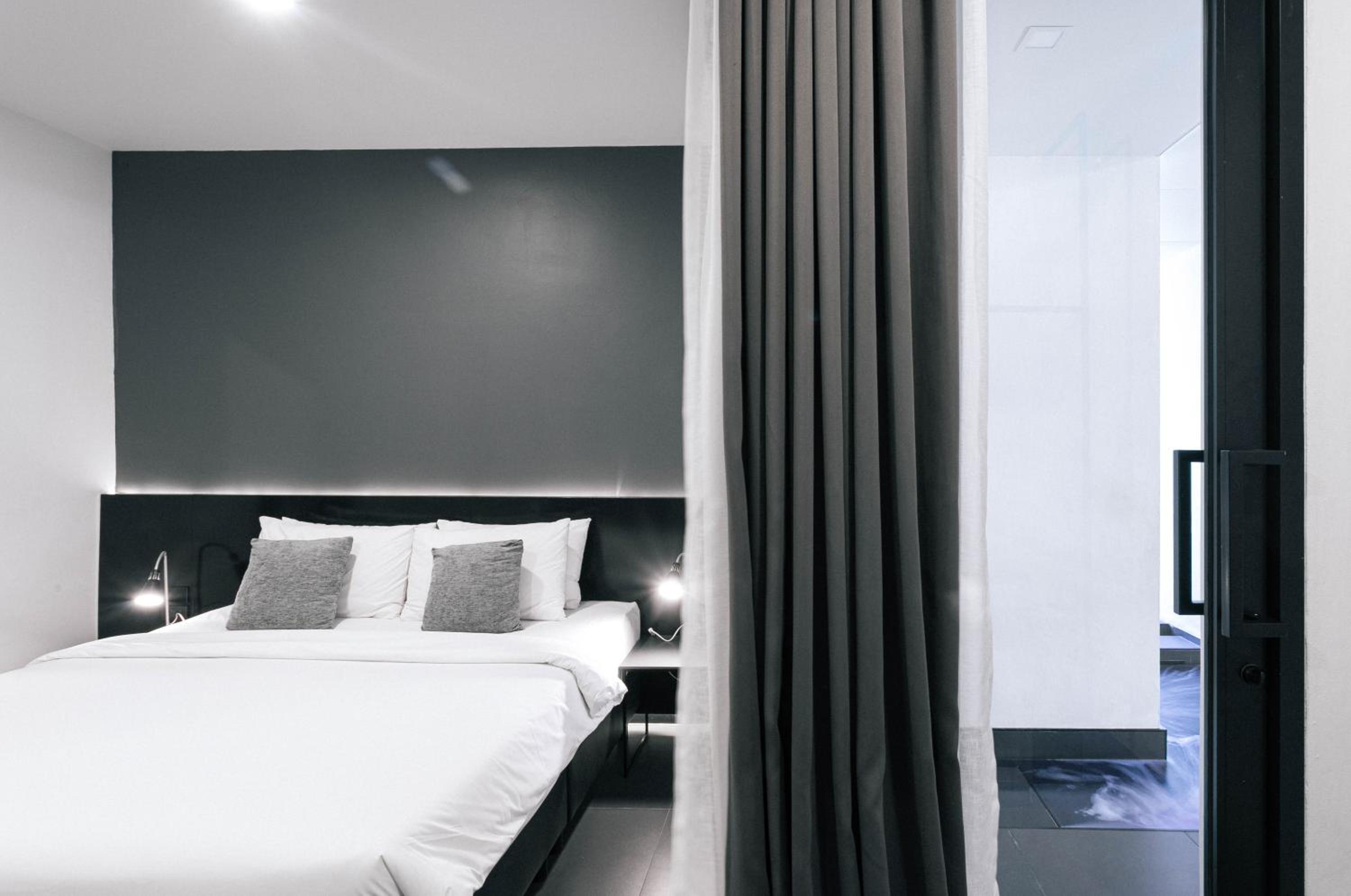 Double Room with Pool View - Photo 6