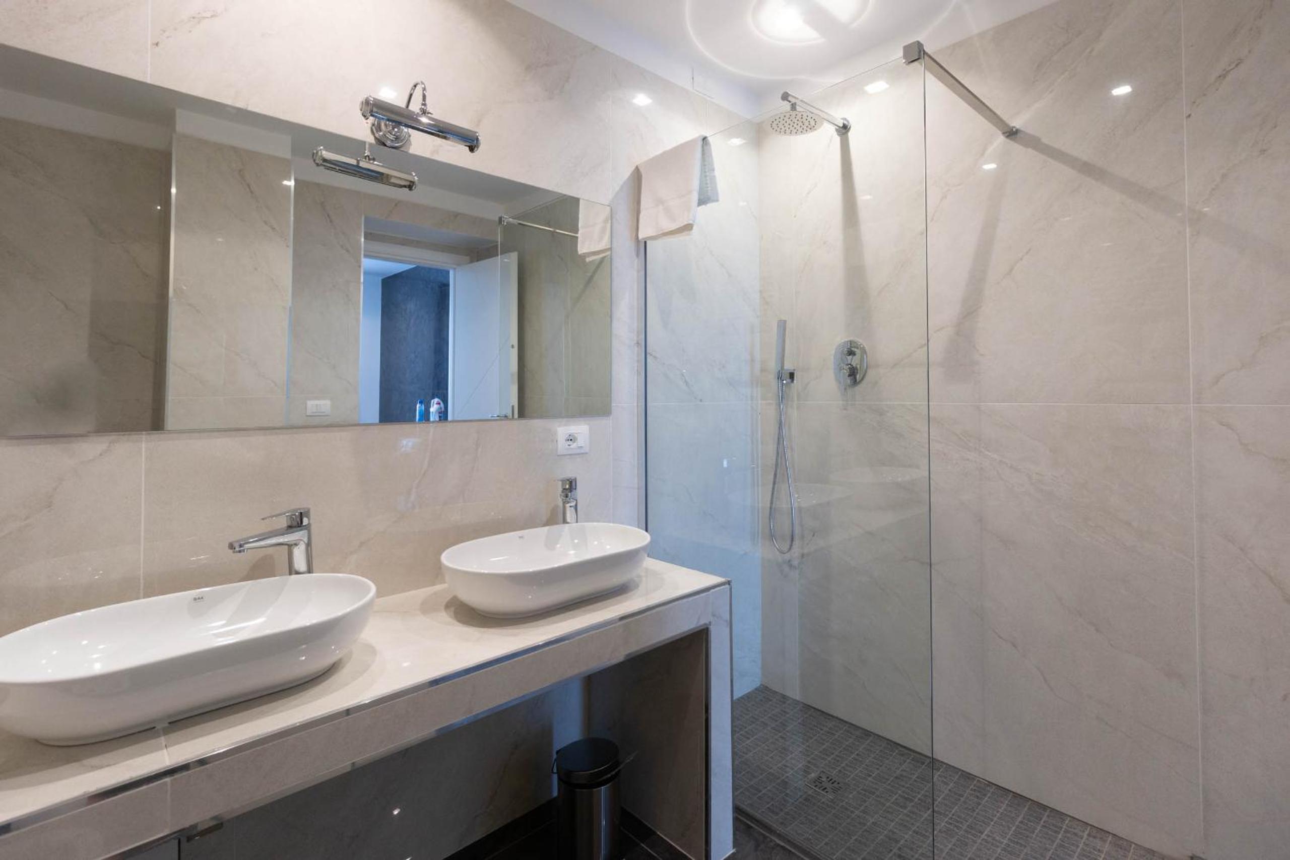 Suite with Spa Bath - Photo 2