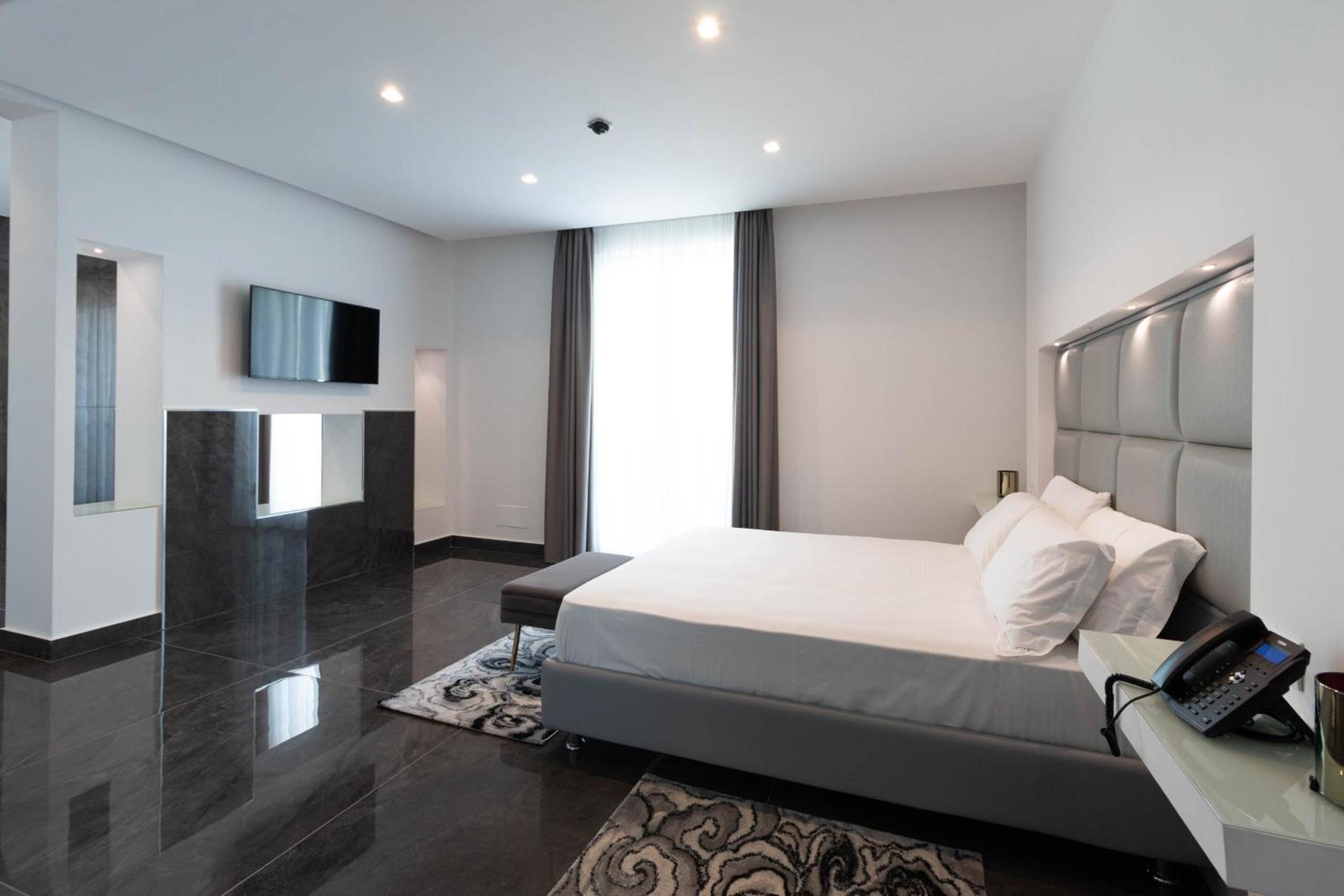Suite with Spa Bath - Photo 3