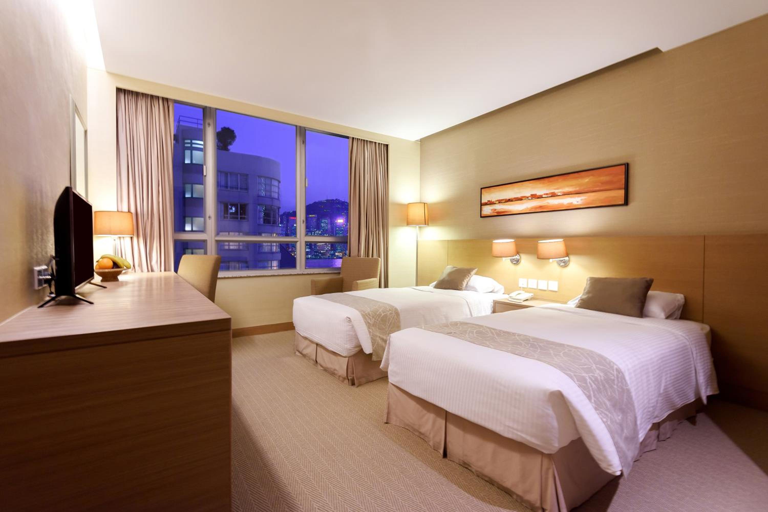 Queen or Twin Room with Partial Harbor View photo 2