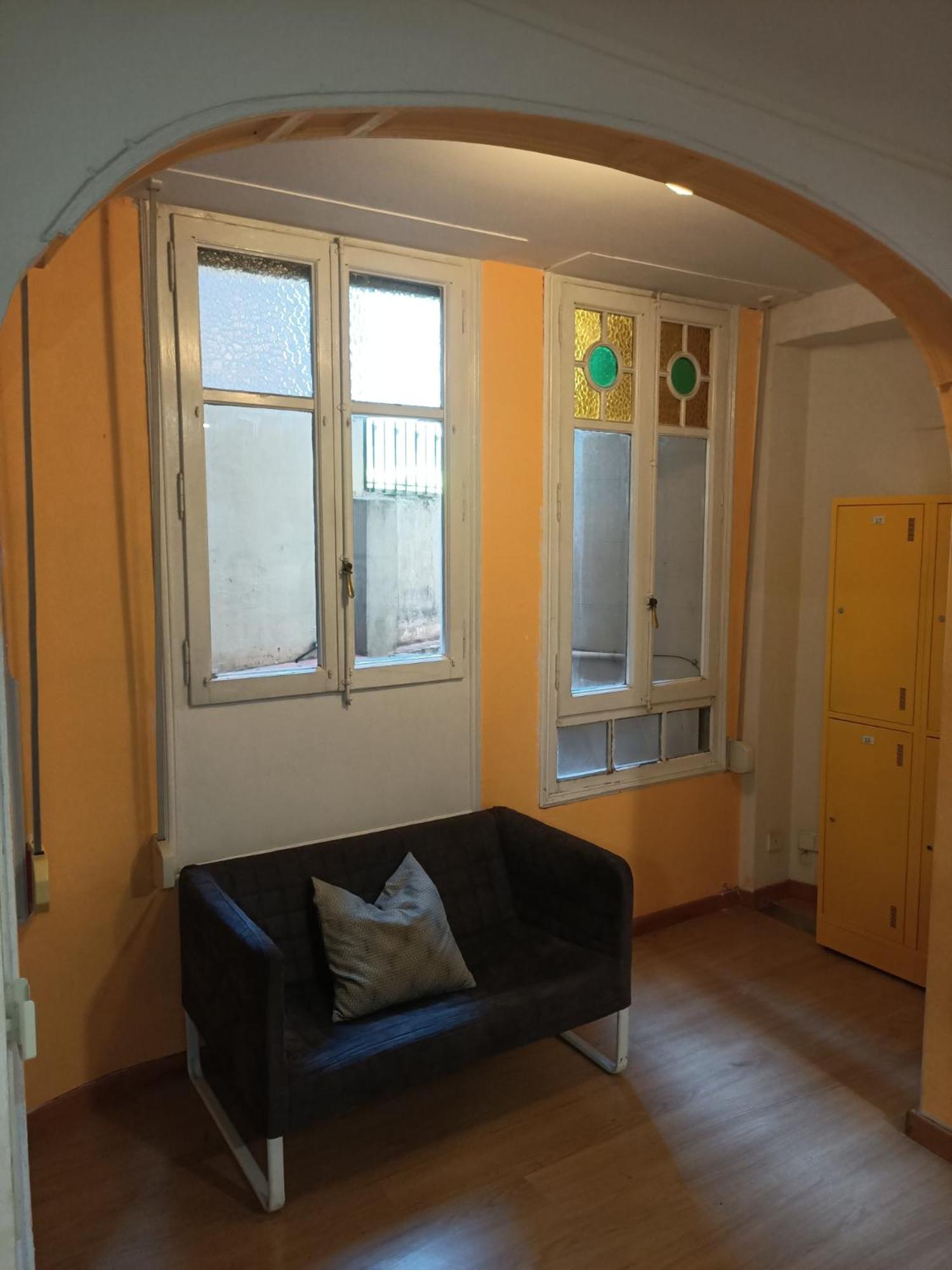 Cama individual en habitación compartida femenina para 8 personas