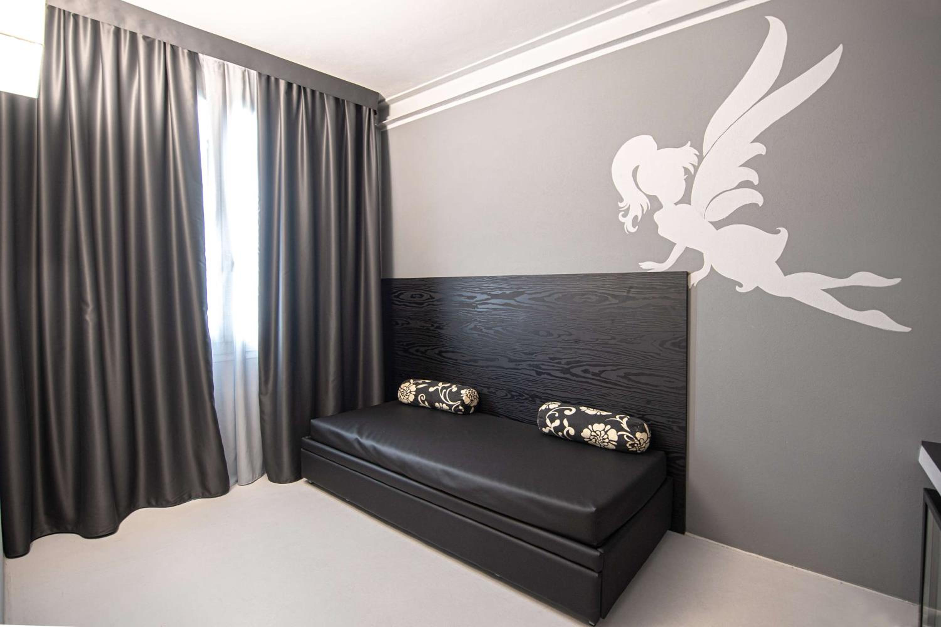 Junior Queen Suite - Photo 4