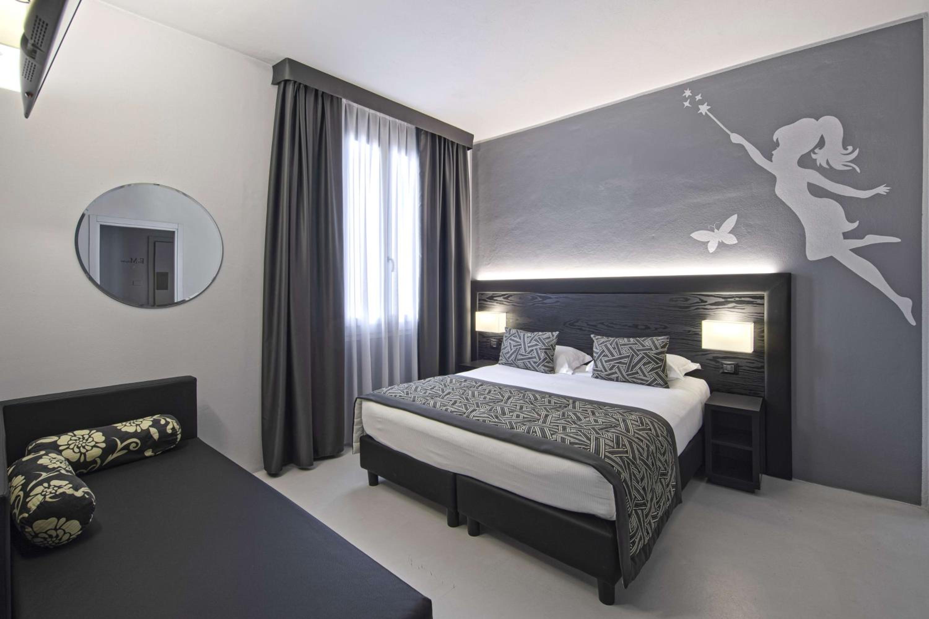 Junior Queen Suite - Photo 11