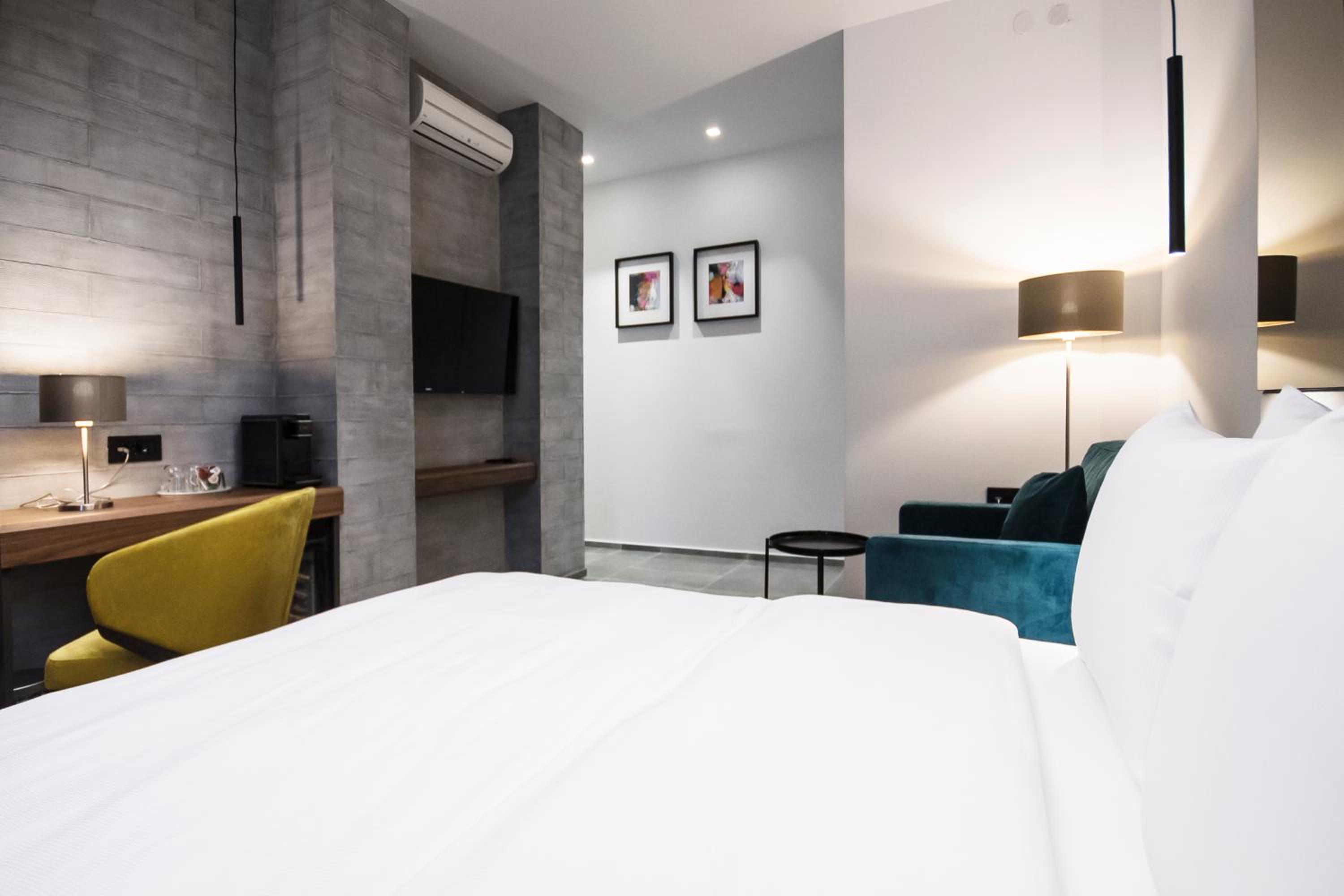 One-Bedroom Suite - Photo 4