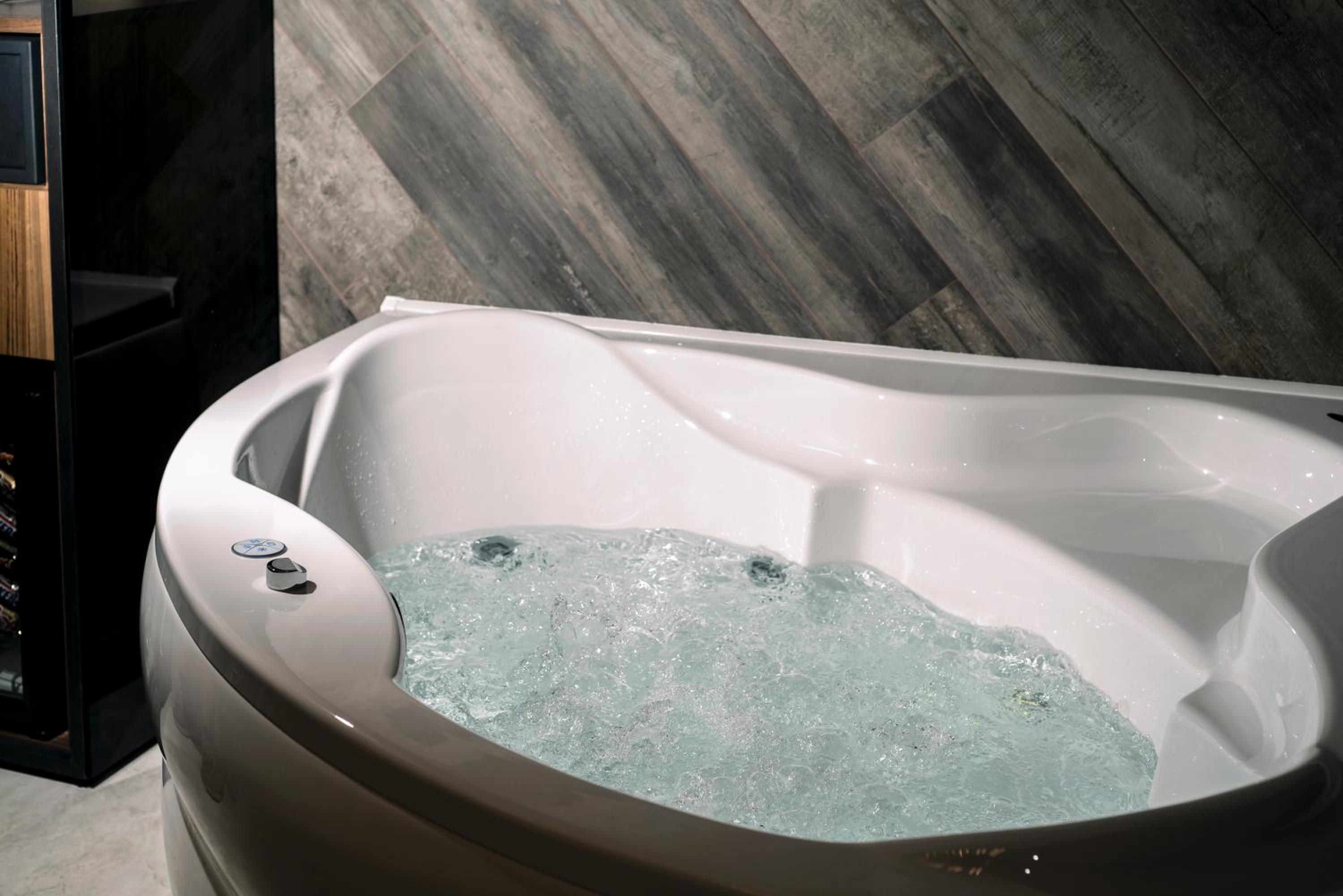 Deluxe Double Room with Jacuzzi  - Photo 3