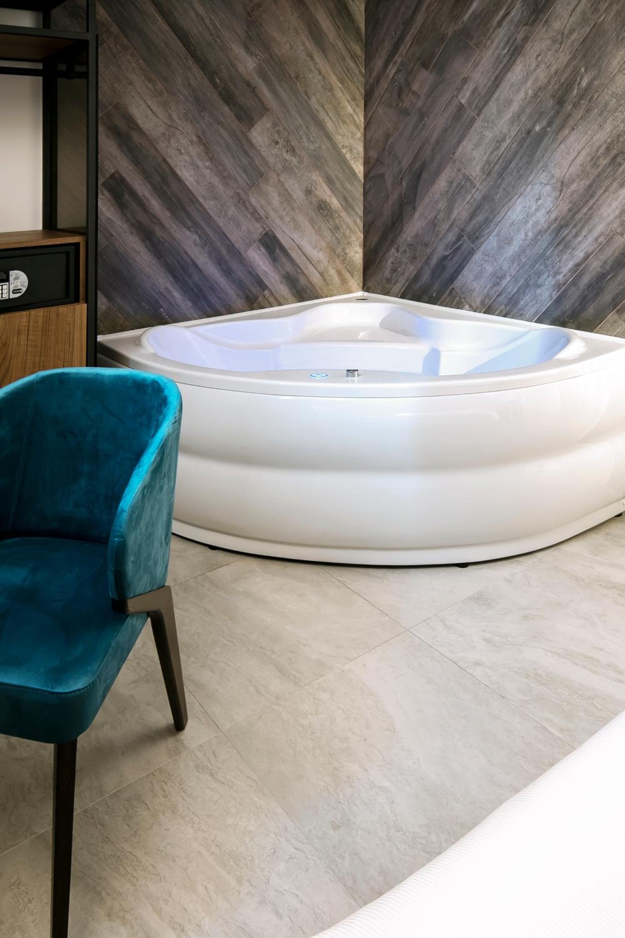 Deluxe Double Room with Jacuzzi  - Photo 2