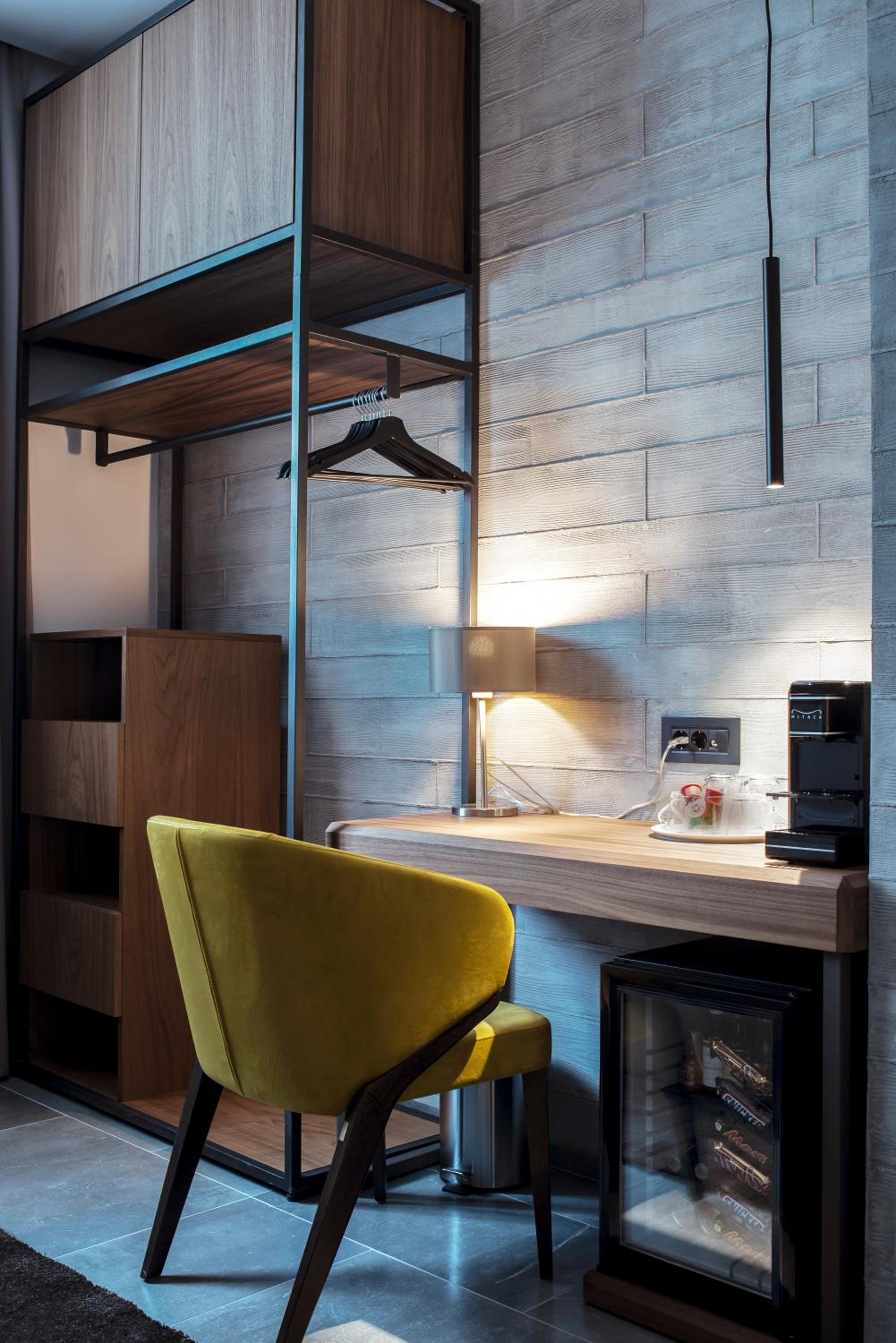 One-Bedroom Suite - Photo 9