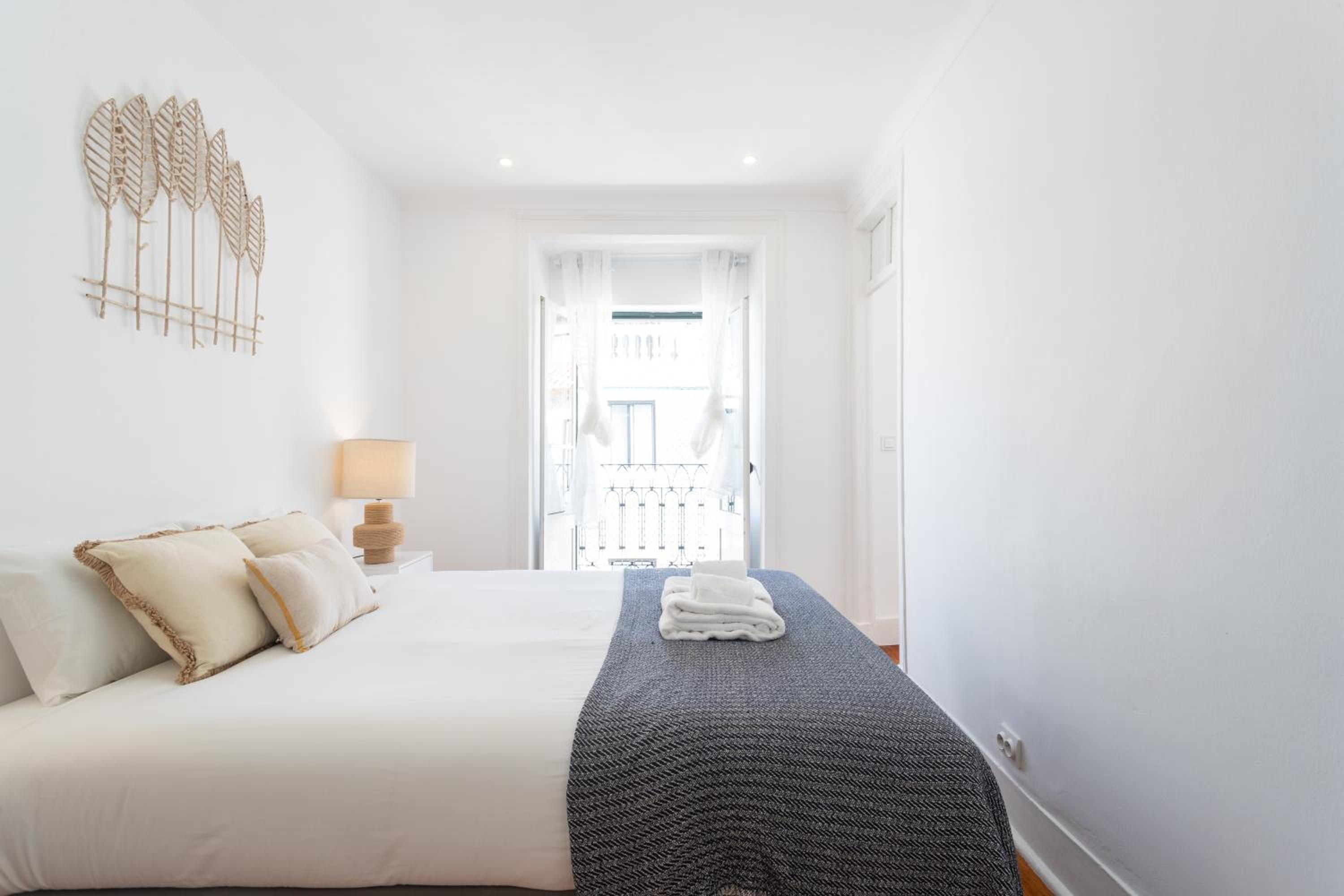 Second Floor Two Bedroom Apartment with Balcony - Photo 34