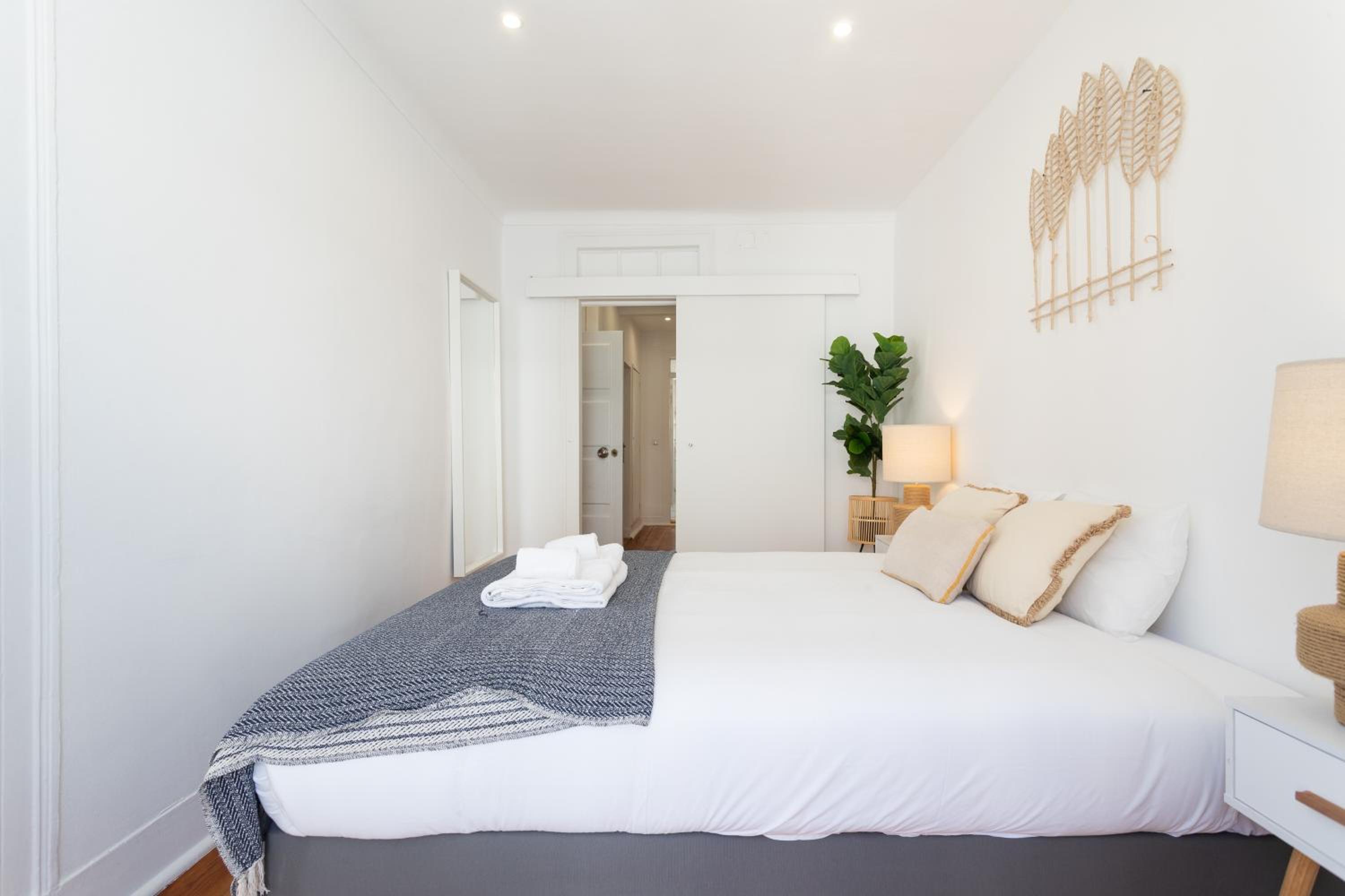 Second Floor Two Bedroom Apartment with Balcony - Photo 32