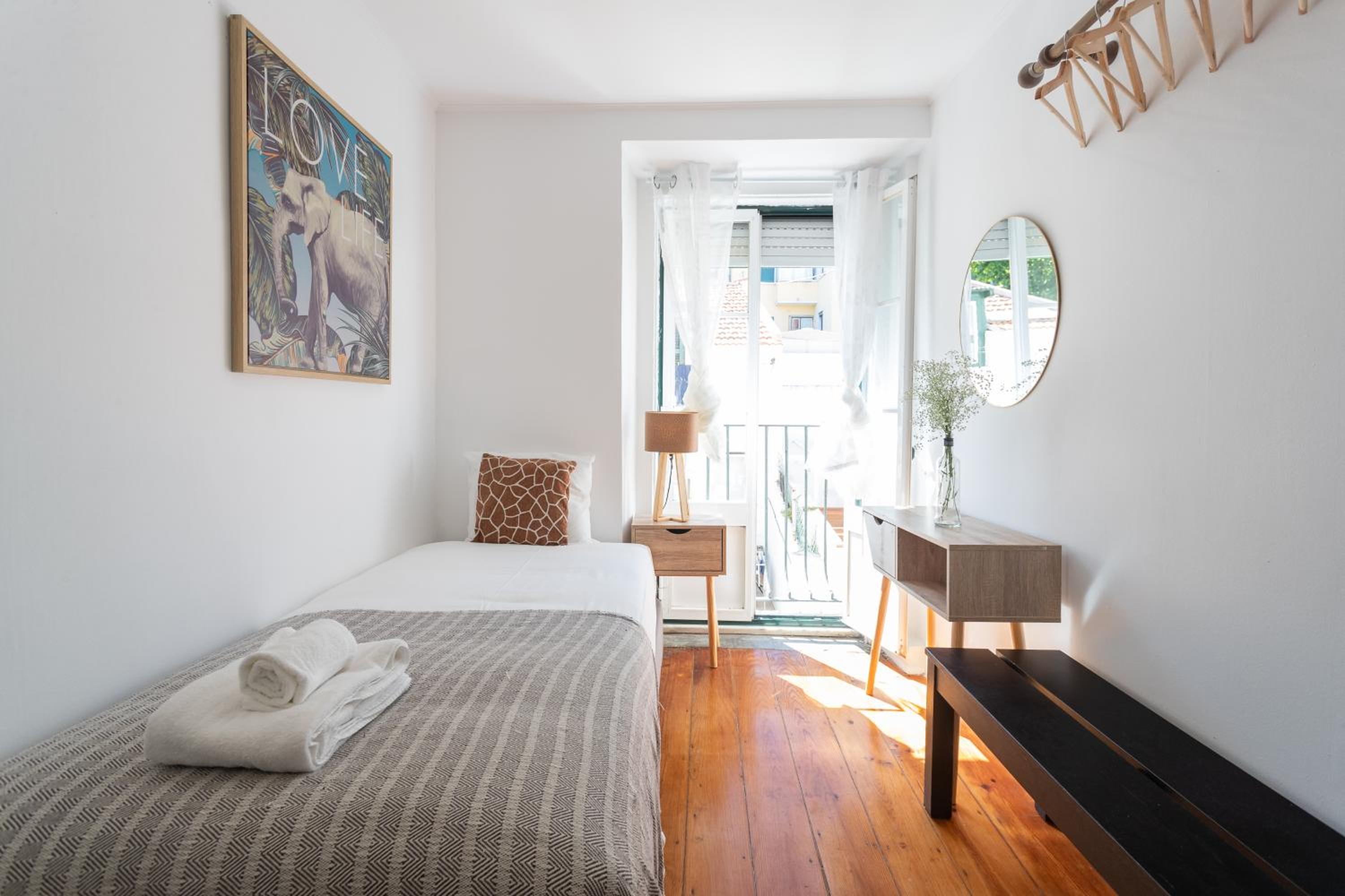 Second Floor Two Bedroom Apartment with Balcony - Photo 8