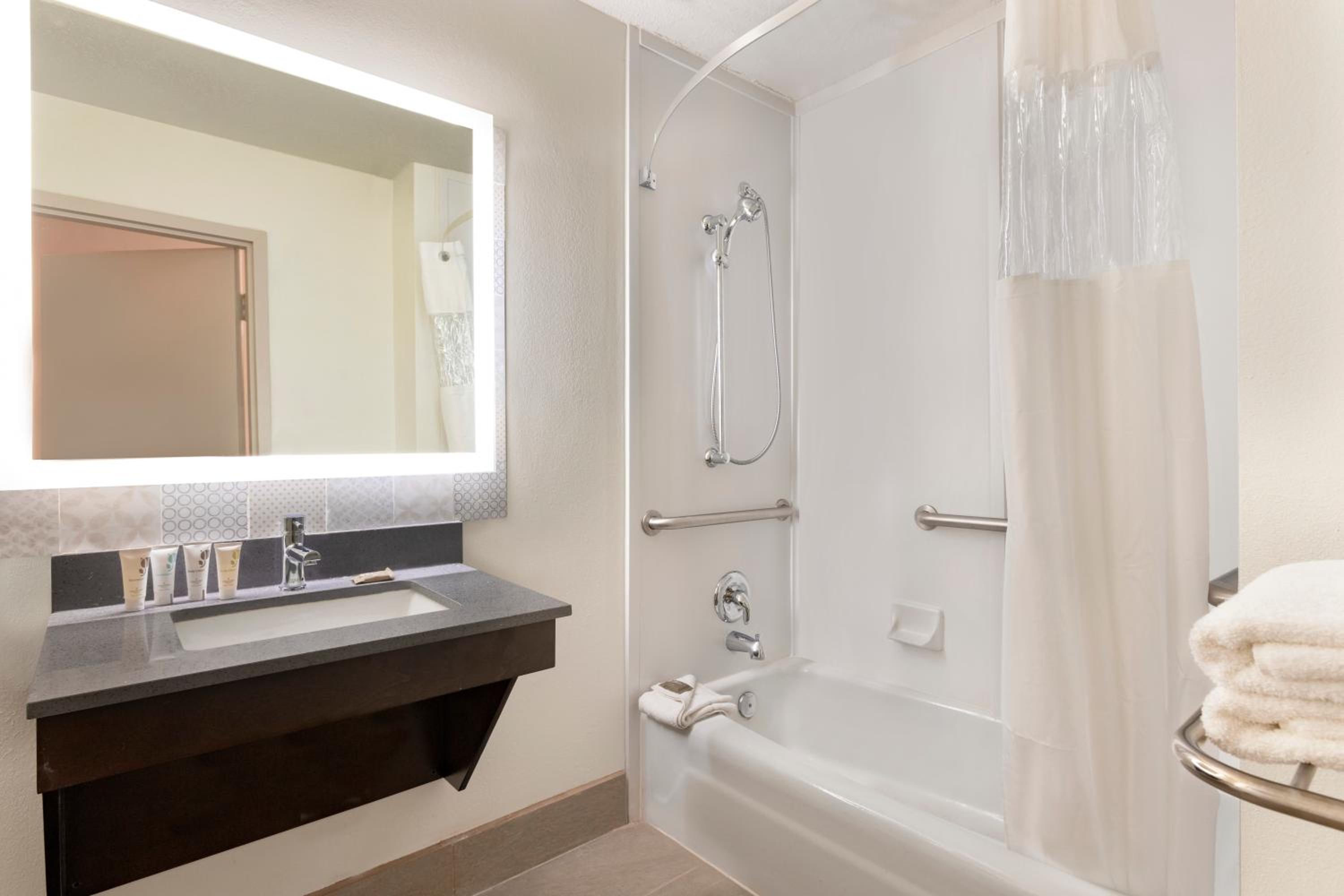 Queen Room with Two Queen Beds - Disability Access/Non-Smoking photo 2