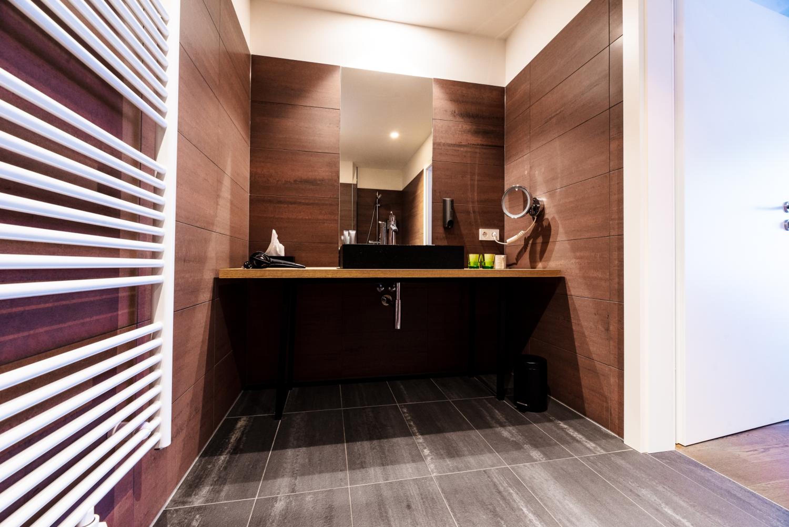 Large Apartment - Photo 6