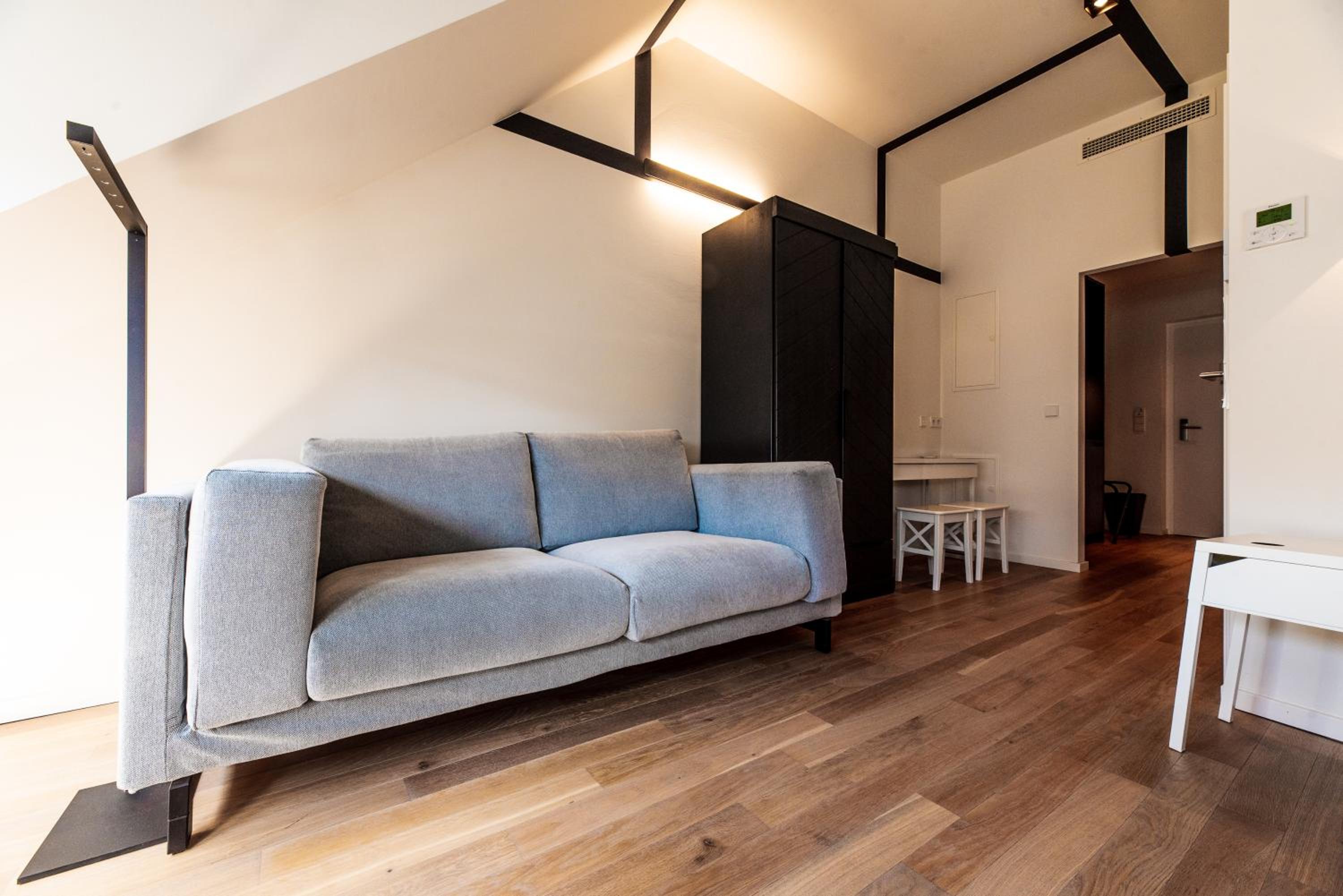 Large Apartment - Photo 13