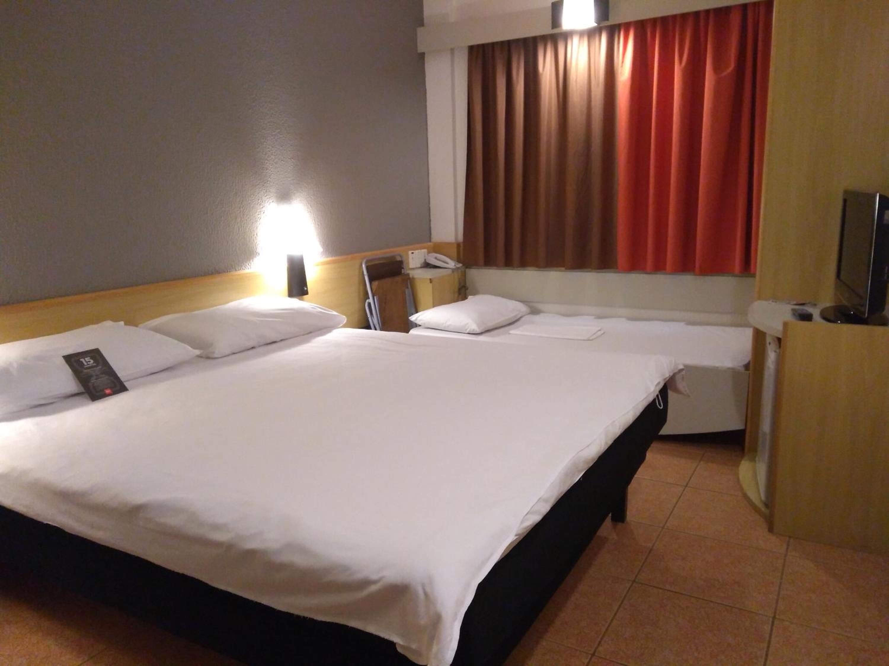 Double Room with Extra Single Bed and Sea View photo 3