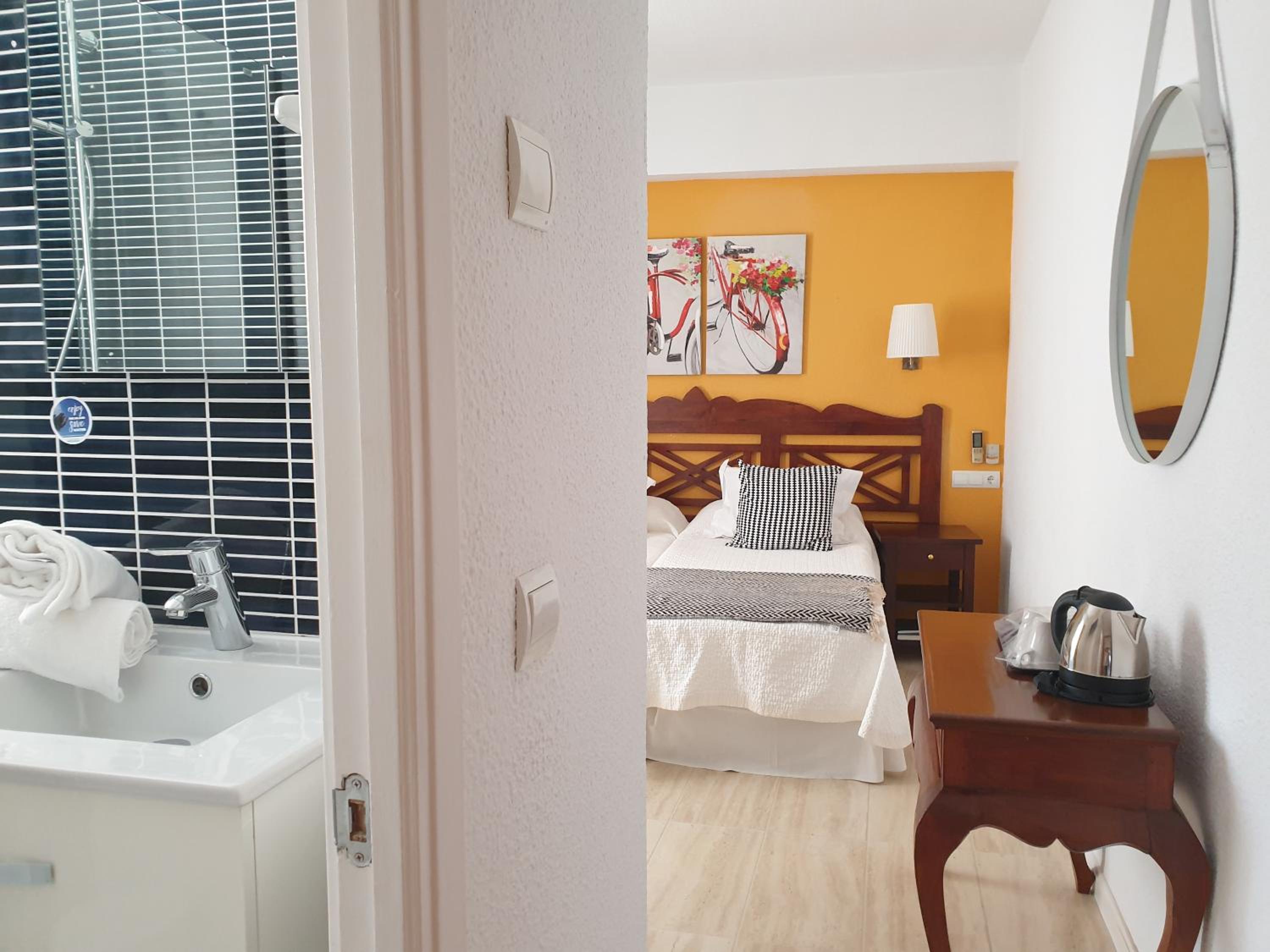 Double or Twin Room - Photo 11