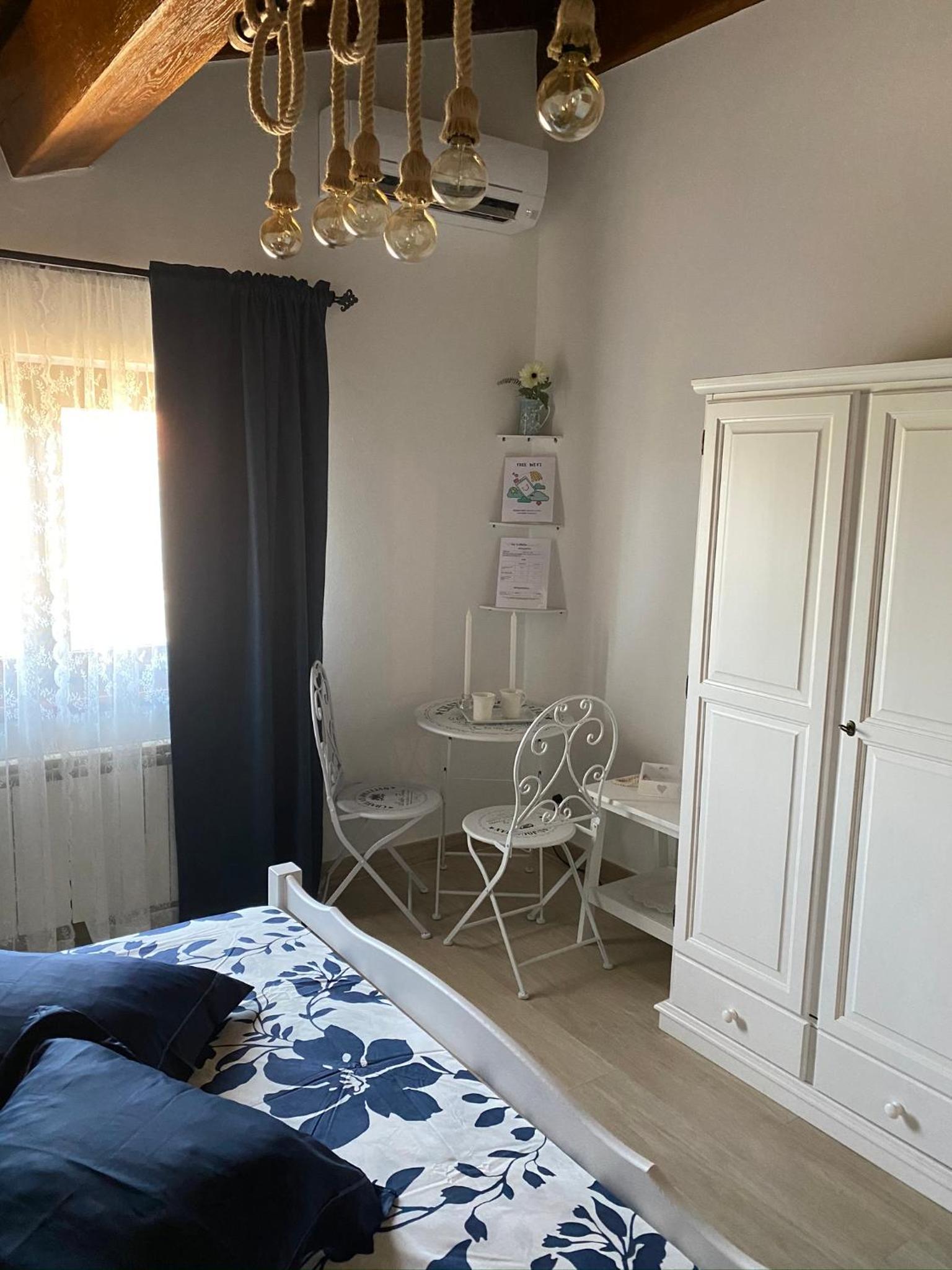 Large Double Room - Photo 10