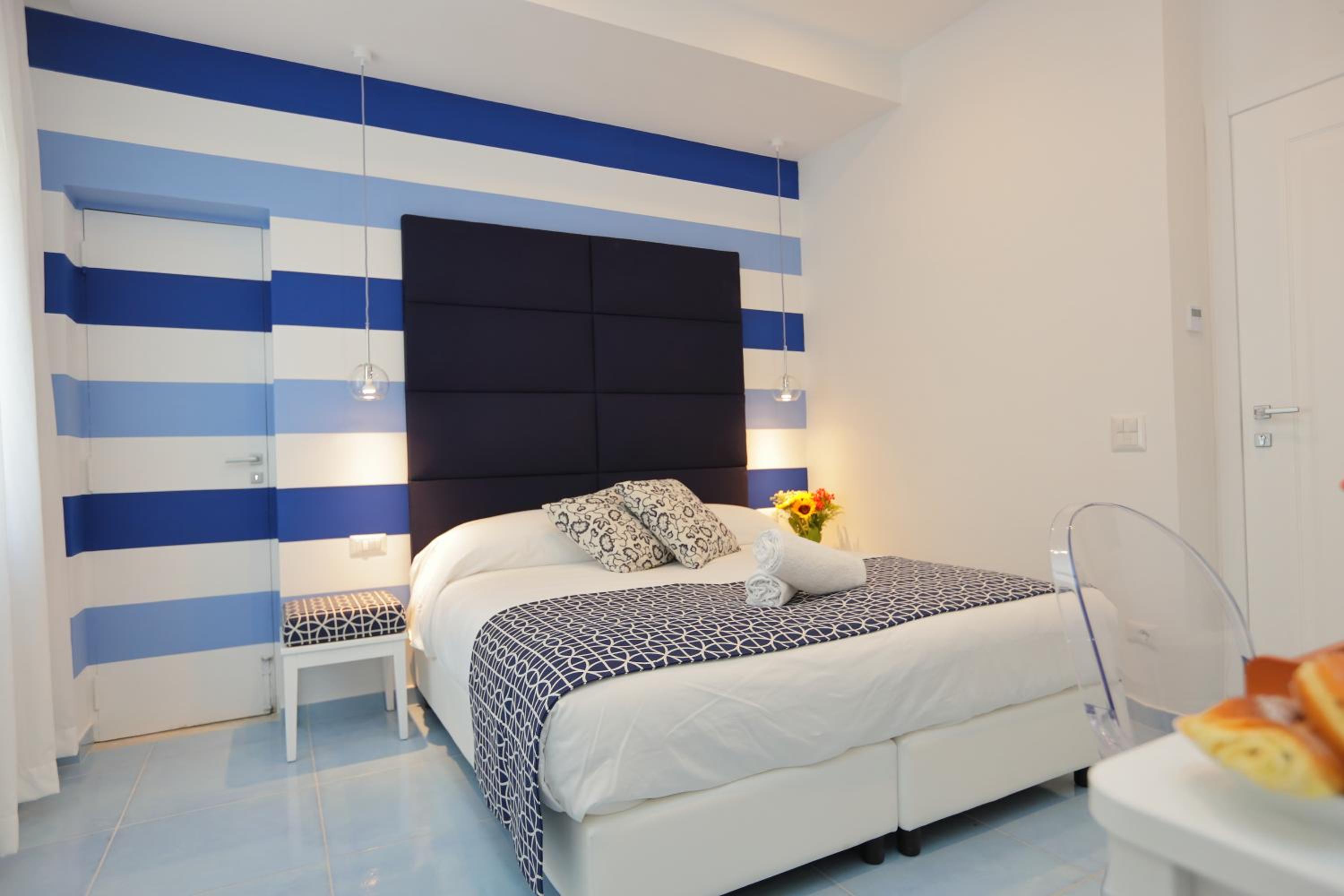 Standard King Room photo 3