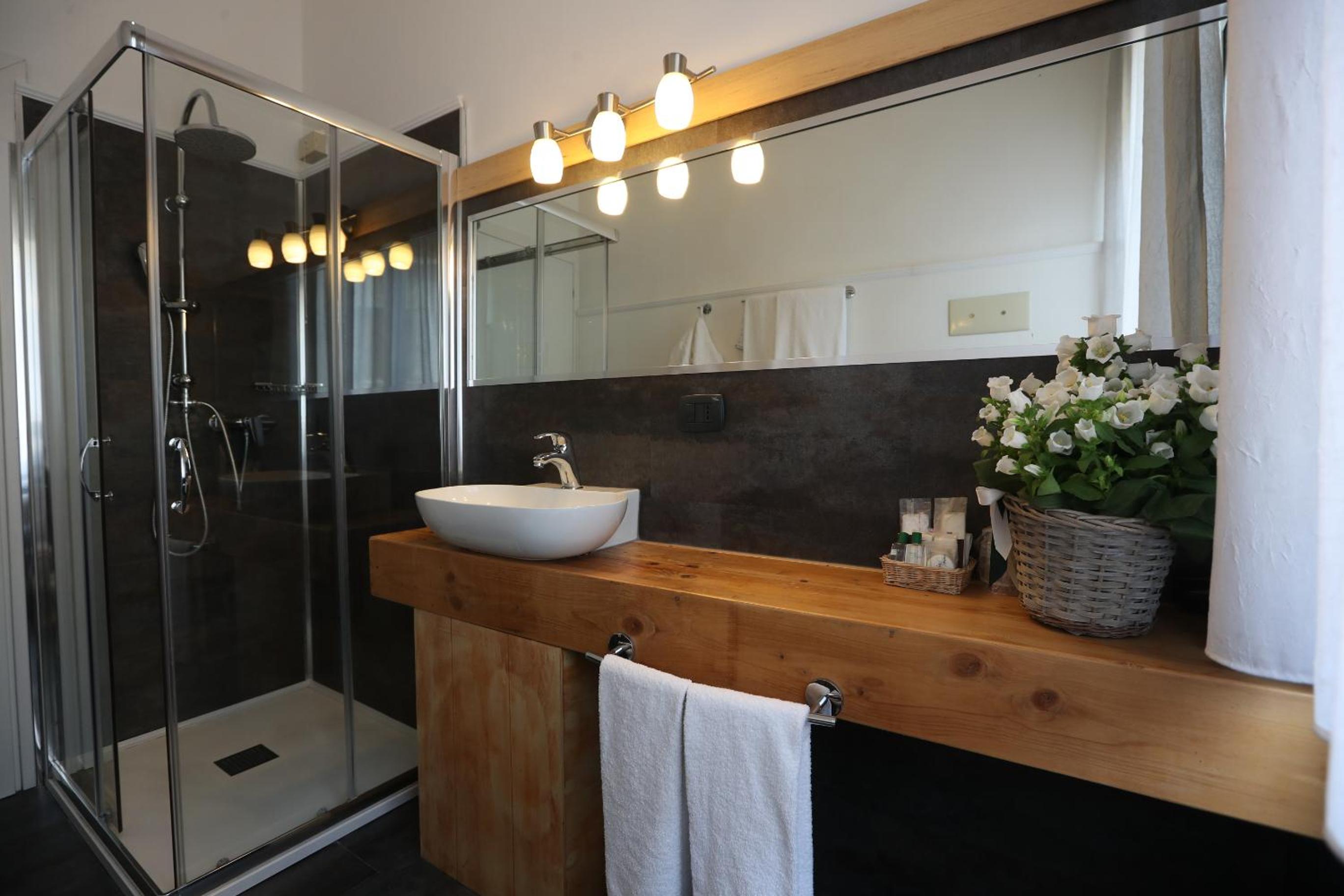 Superior Twin or Double Room - Photo 9