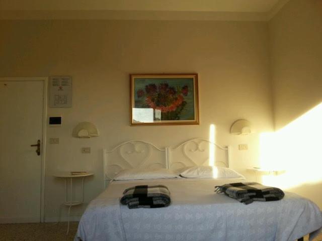 Standard Double Room - Photo 8