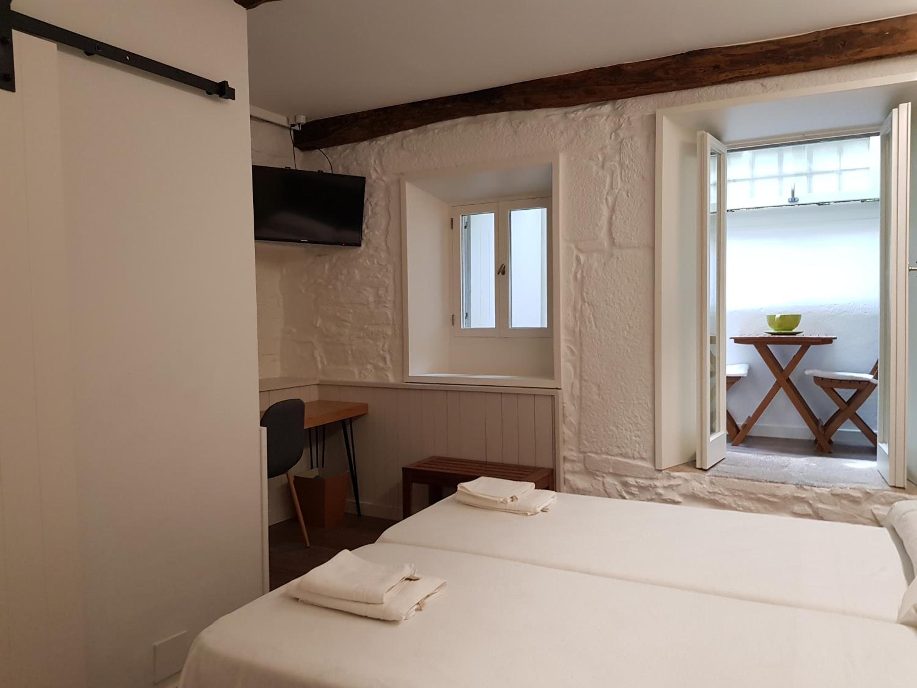 Double Room with Private Bathroom - Photo 2