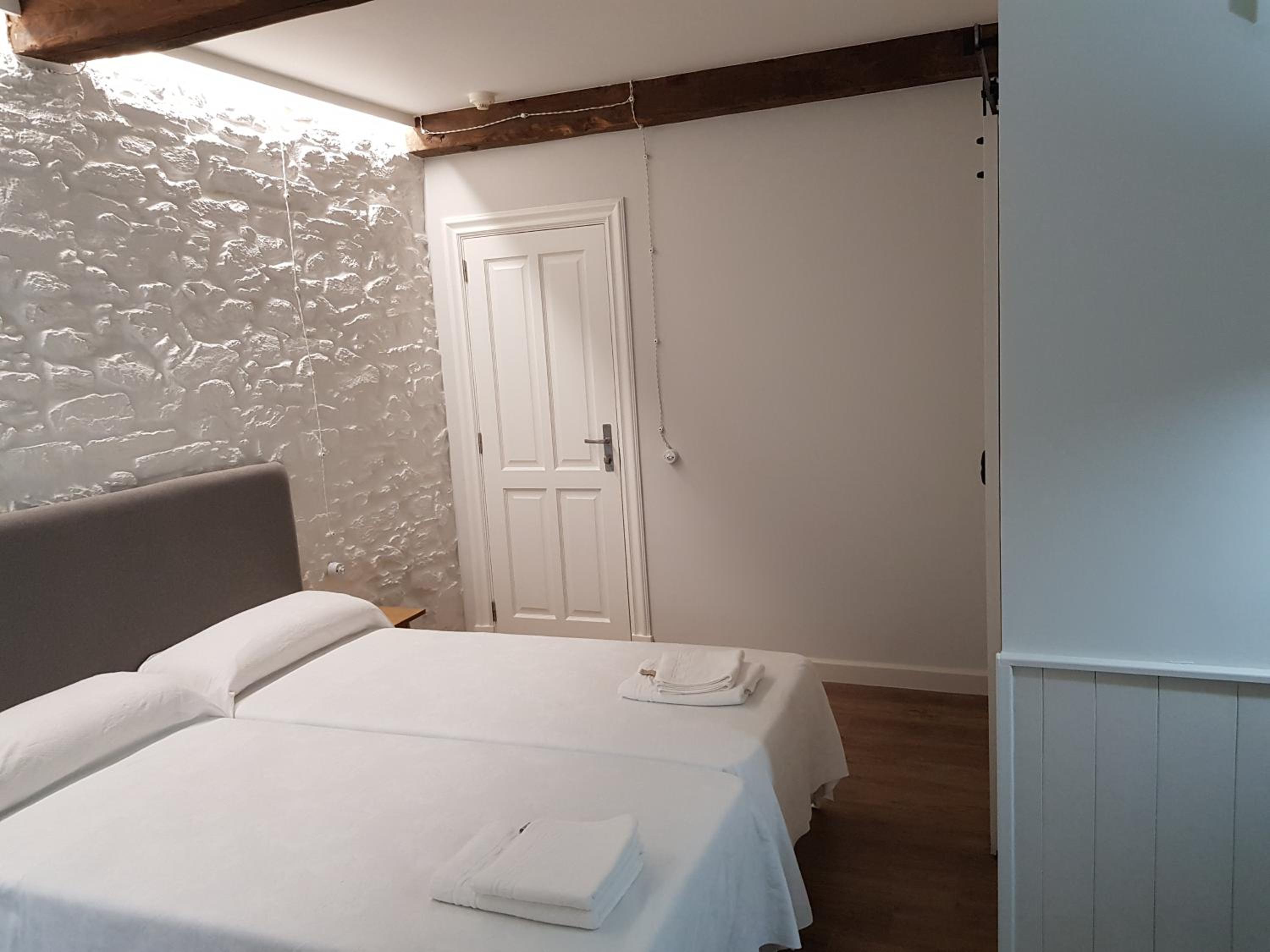Double Room with Private Bathroom - Photo 10