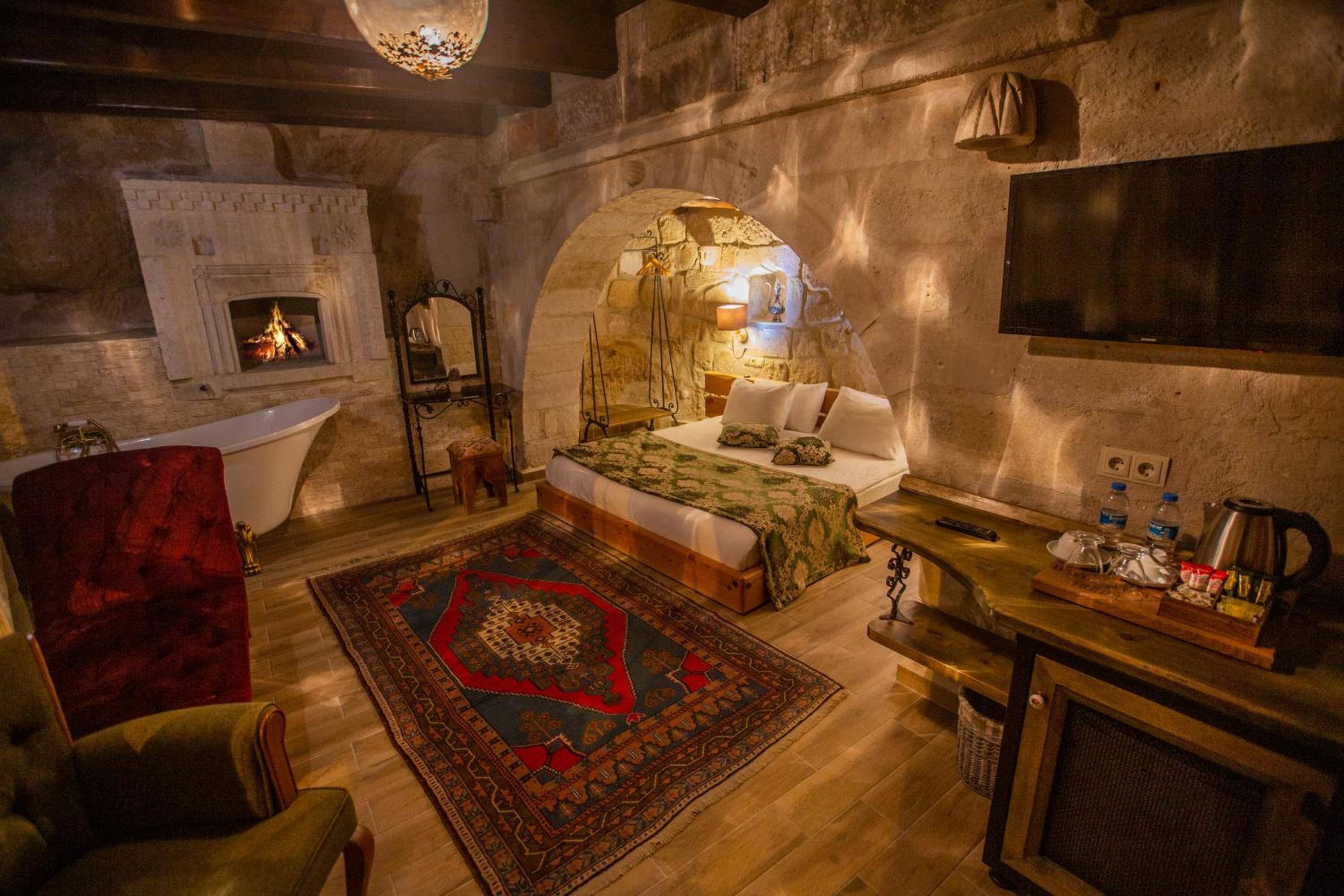 Deluxe Double Room with Bath - Photo 4