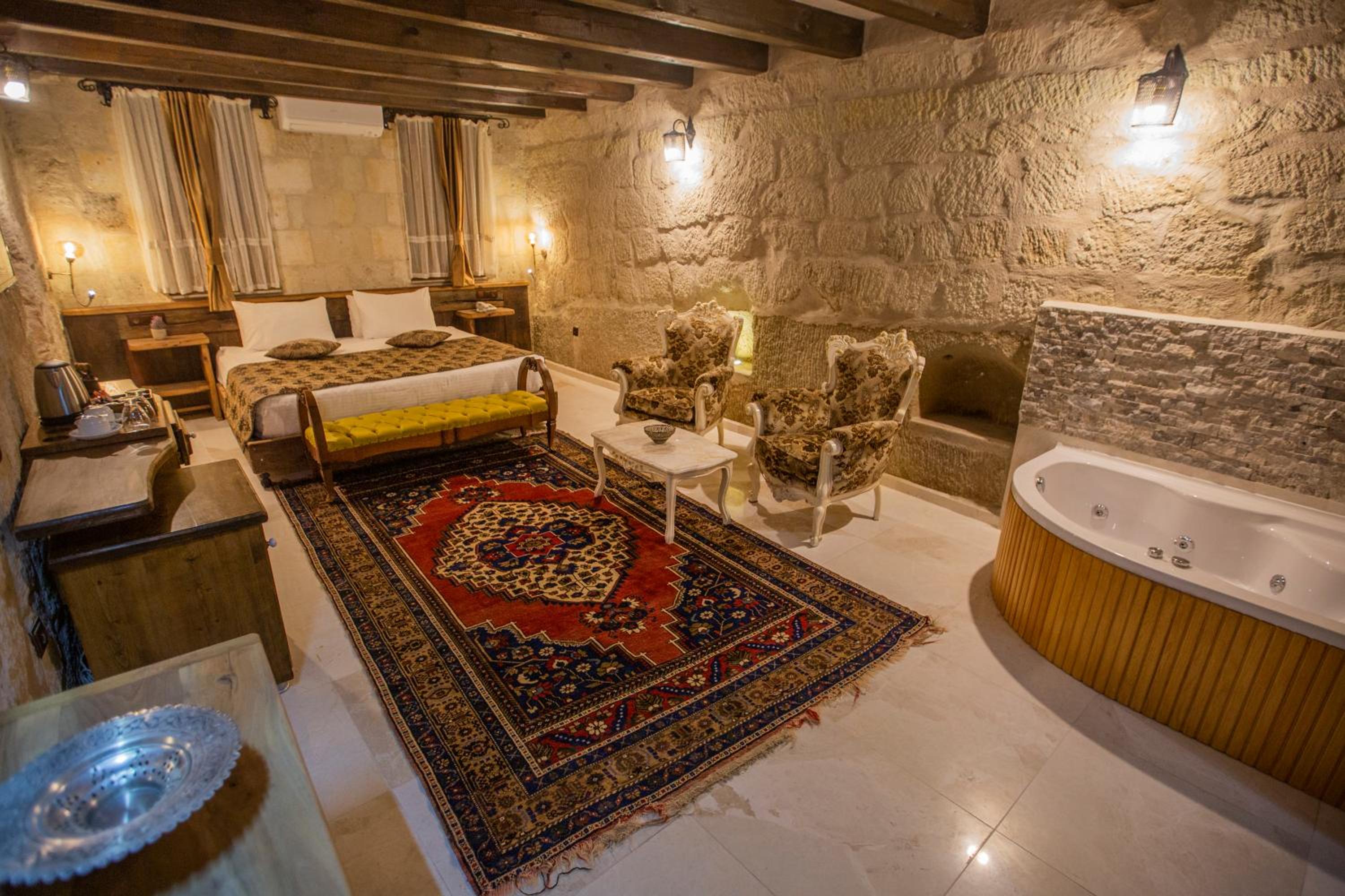 Deluxe Double Room with Bath - Photo 3