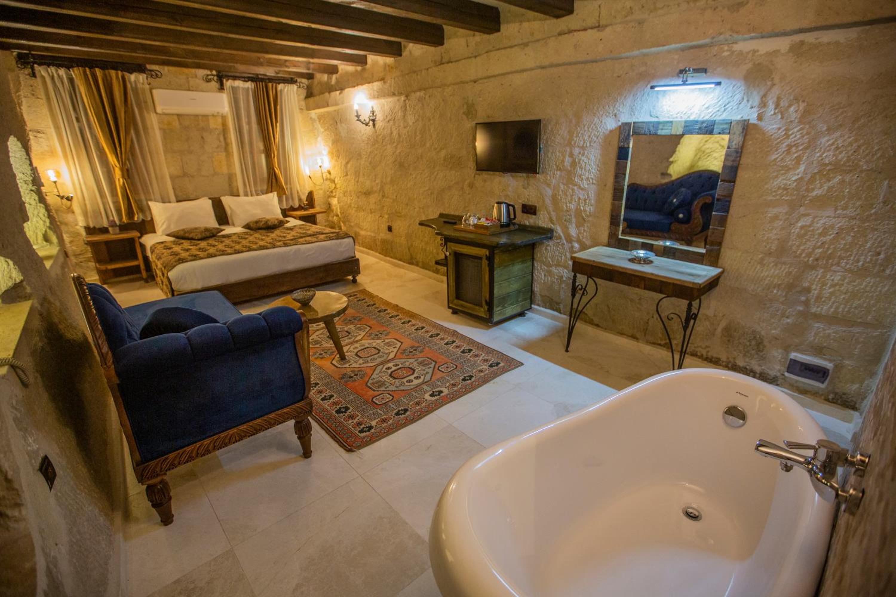 Deluxe Double Room with Bath - Photo 2