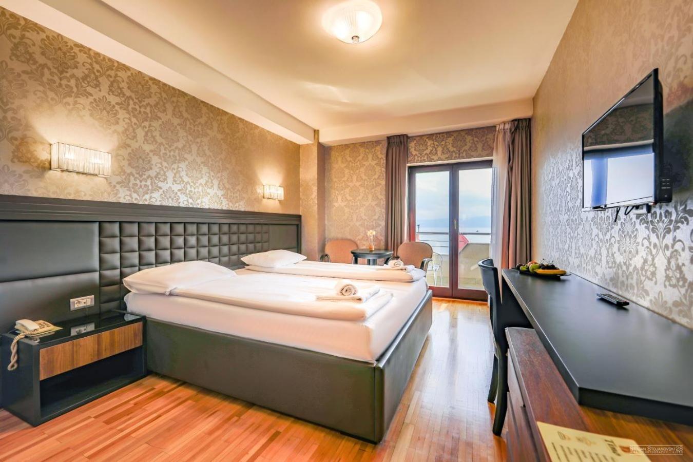 Double Room with Lake View - Photo 13